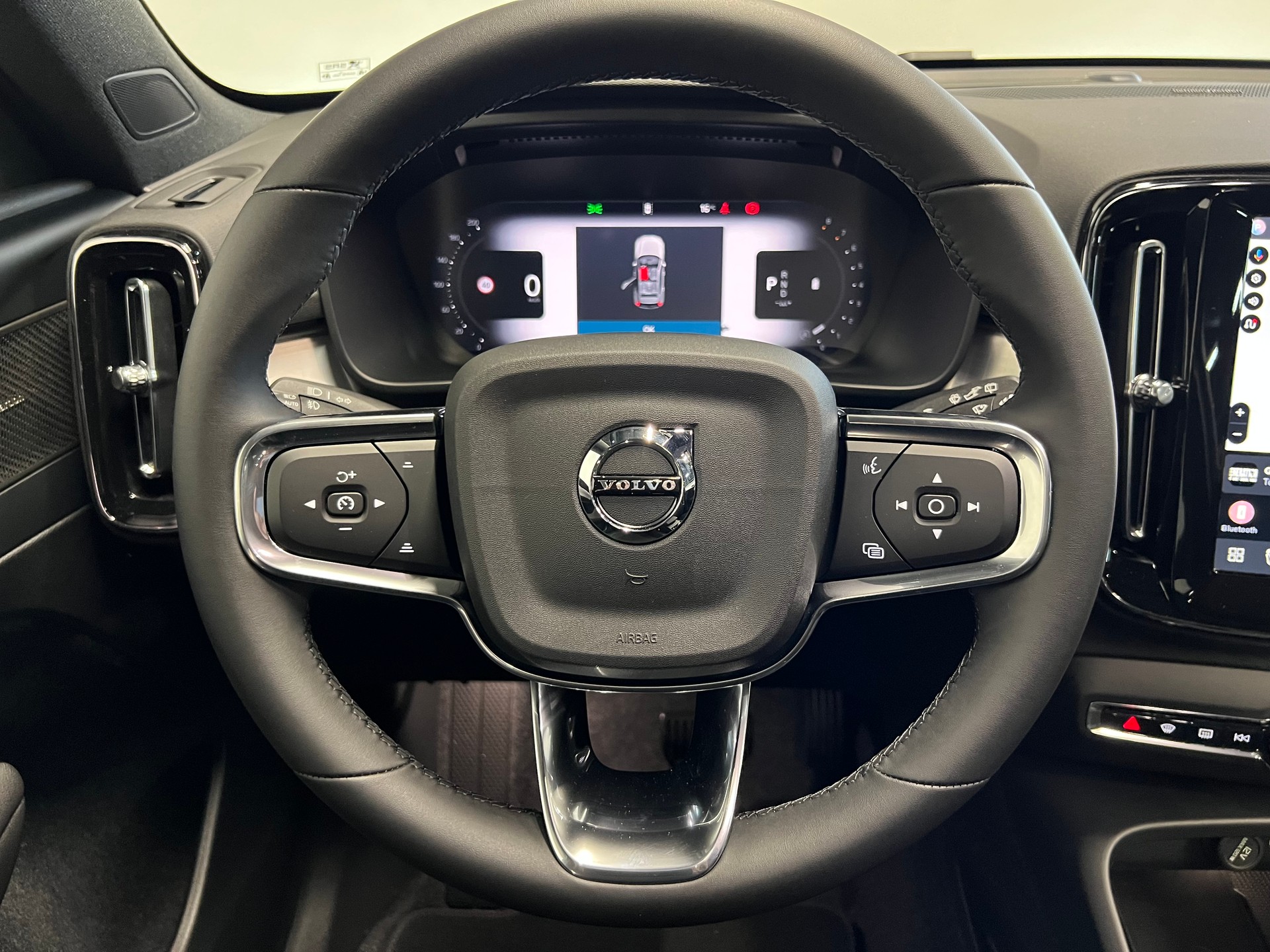 VOLVO XC40 2.0 B4 MH Black Edition-image-8