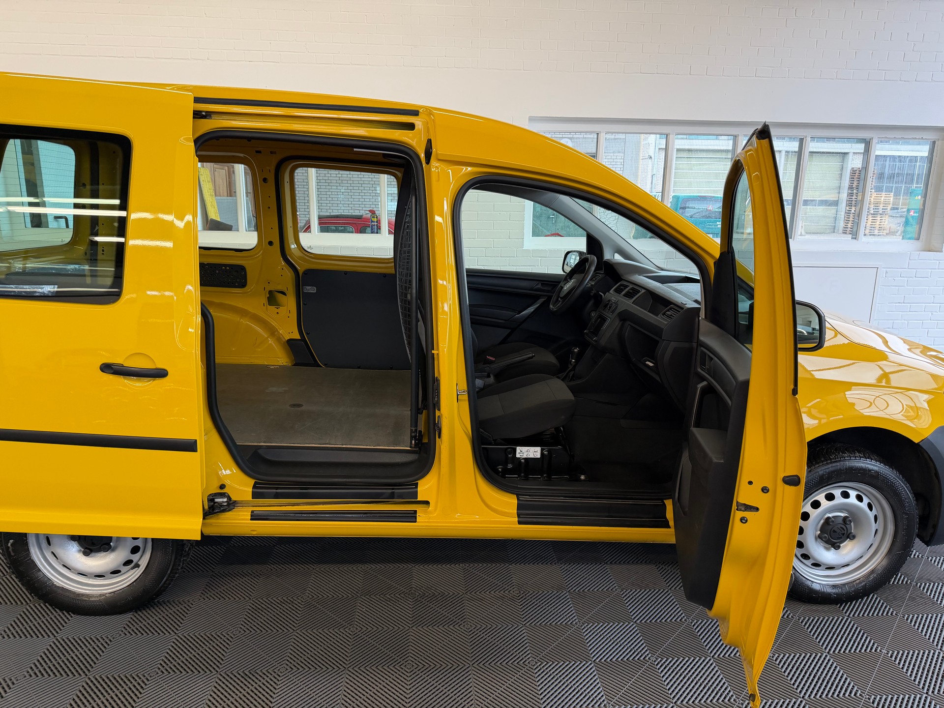 VW Caddy 2.0TDI 4Motion BlueMotion Technology-image-10