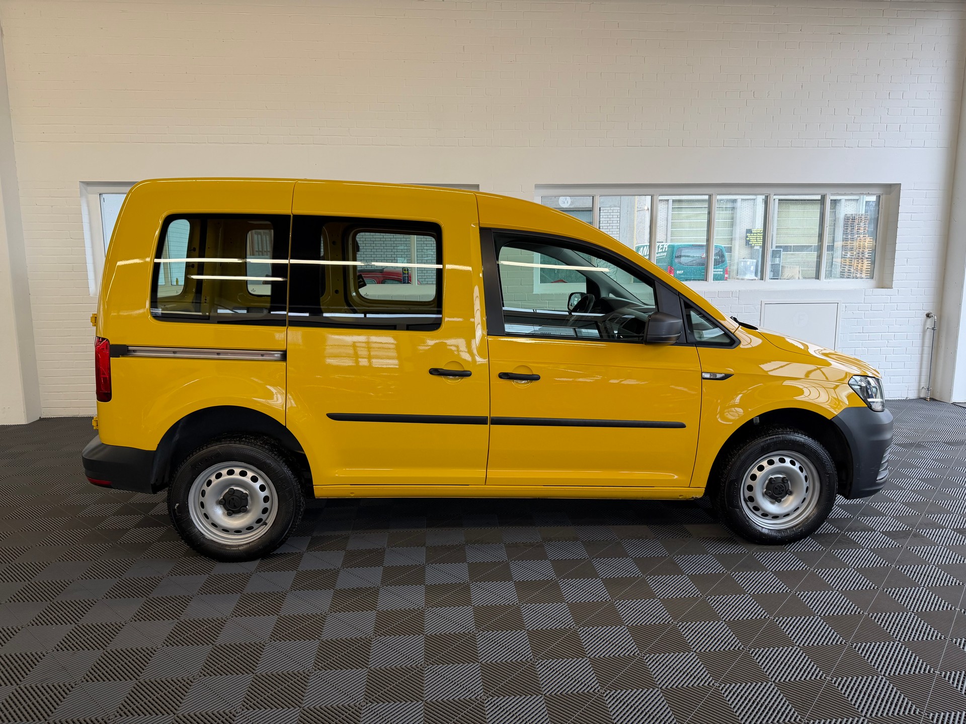 VW Caddy 2.0TDI 4Motion BlueMotion Technology-showroom-element-1