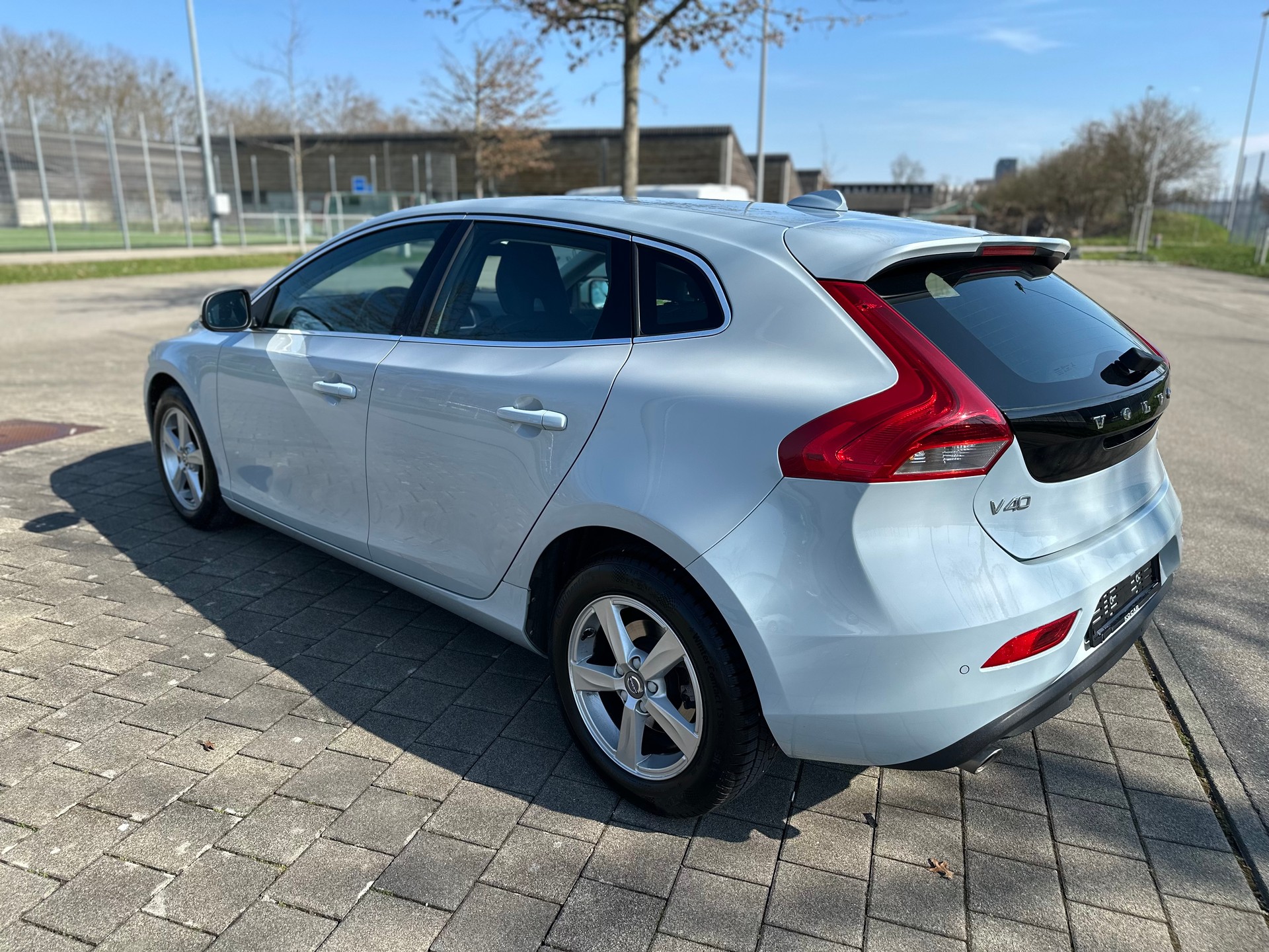 VOLVO V40 D4 Momentum Geartronic-image-6