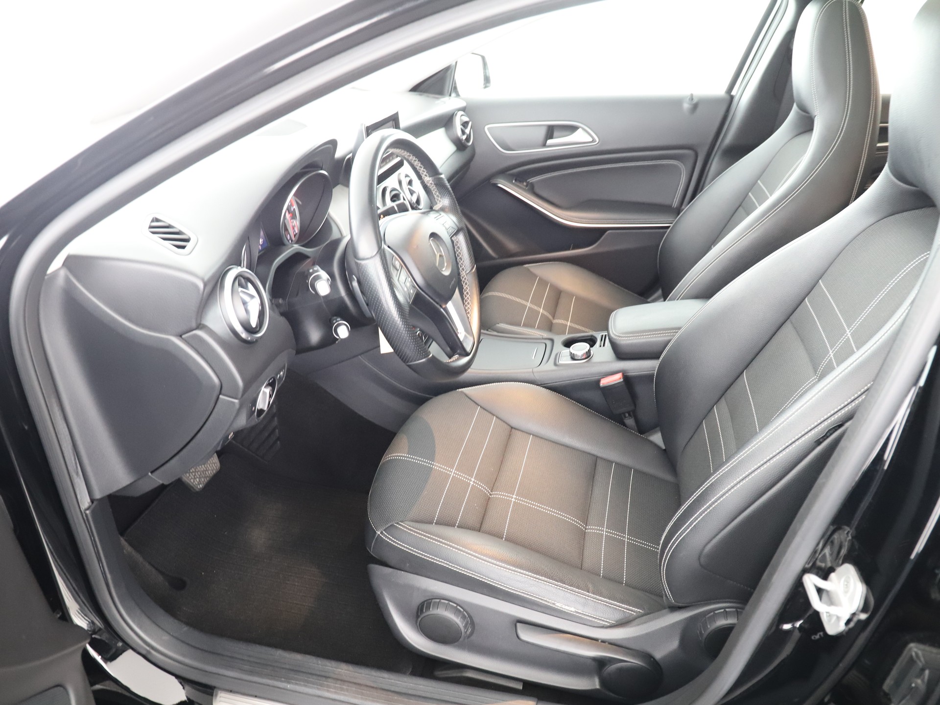MERCEDES-BENZ GLA 200 CDI Urban 4Matic-image-9