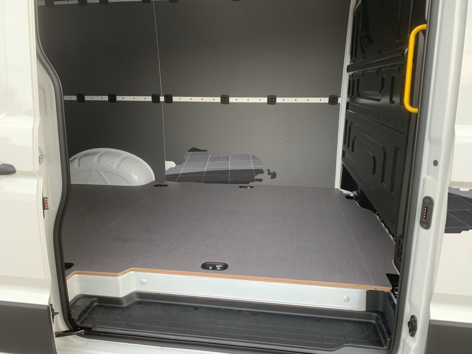 VW Crafter 35 Kasten 2.0 BiTDI L3H2 4Motion A-image-8
