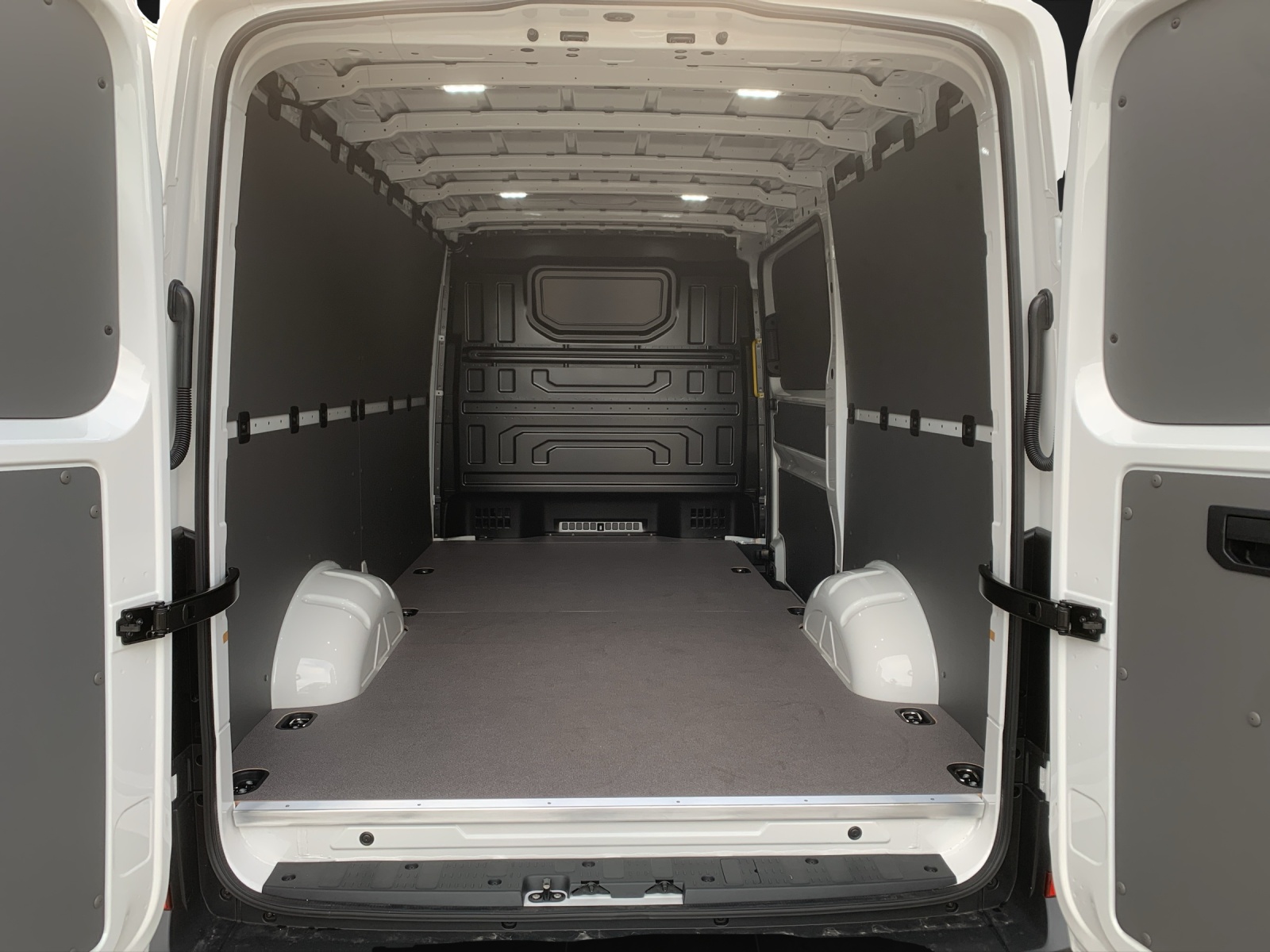 VW Crafter 35 Kasten 2.0 BiTDI L3H2 4Motion A-image-12