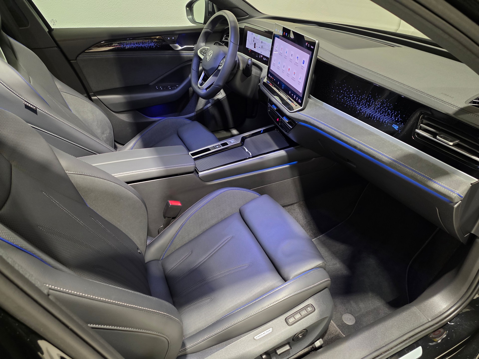 VW Passat Variant 2.0 TSI R-Line Signature Black Style 4 Motion DSG-image-22