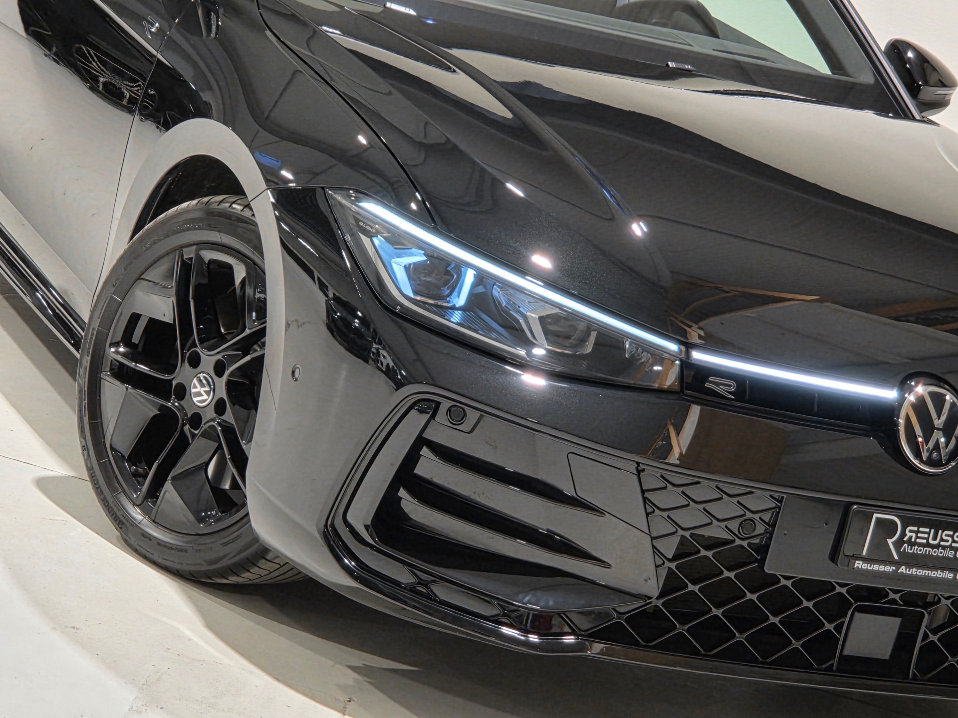 VW Passat Variant 2.0 TSI R-Line Signature Black Style 4 Motion DSG-image-25