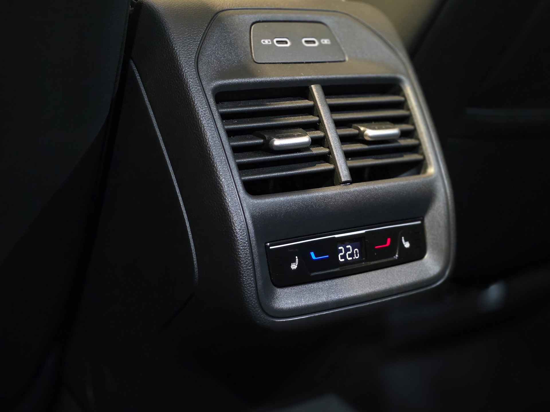 VW Passat Variant 2.0 TSI R-Line Signature Black Style 4 Motion DSG-image-17
