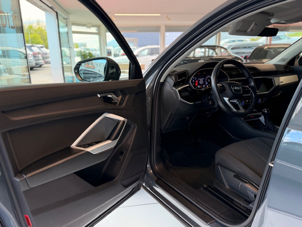 AUDI Q3 40 TDI quattro S-tronic-image-11