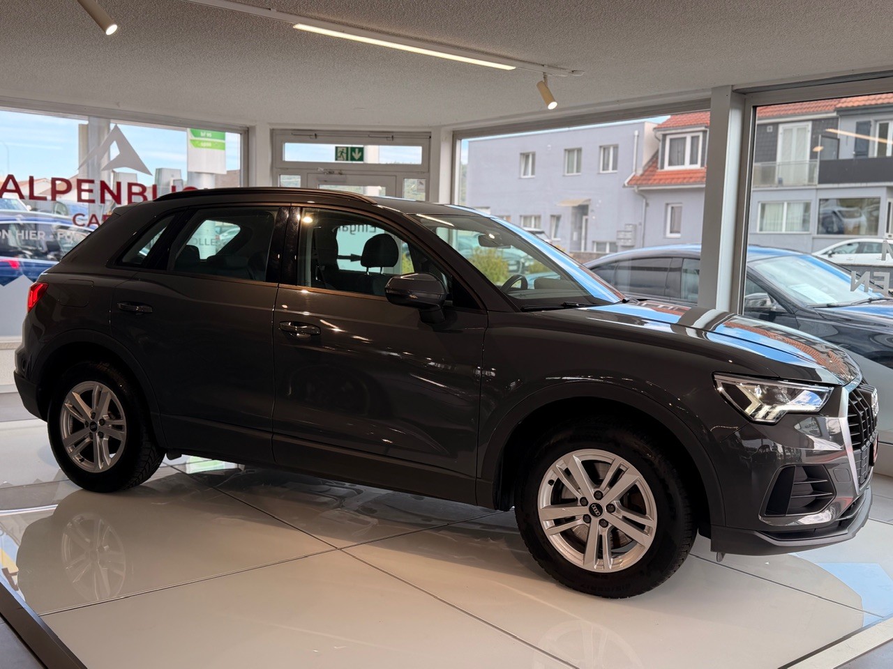 AUDI Q3 40 TDI quattro S-tronic-image-5