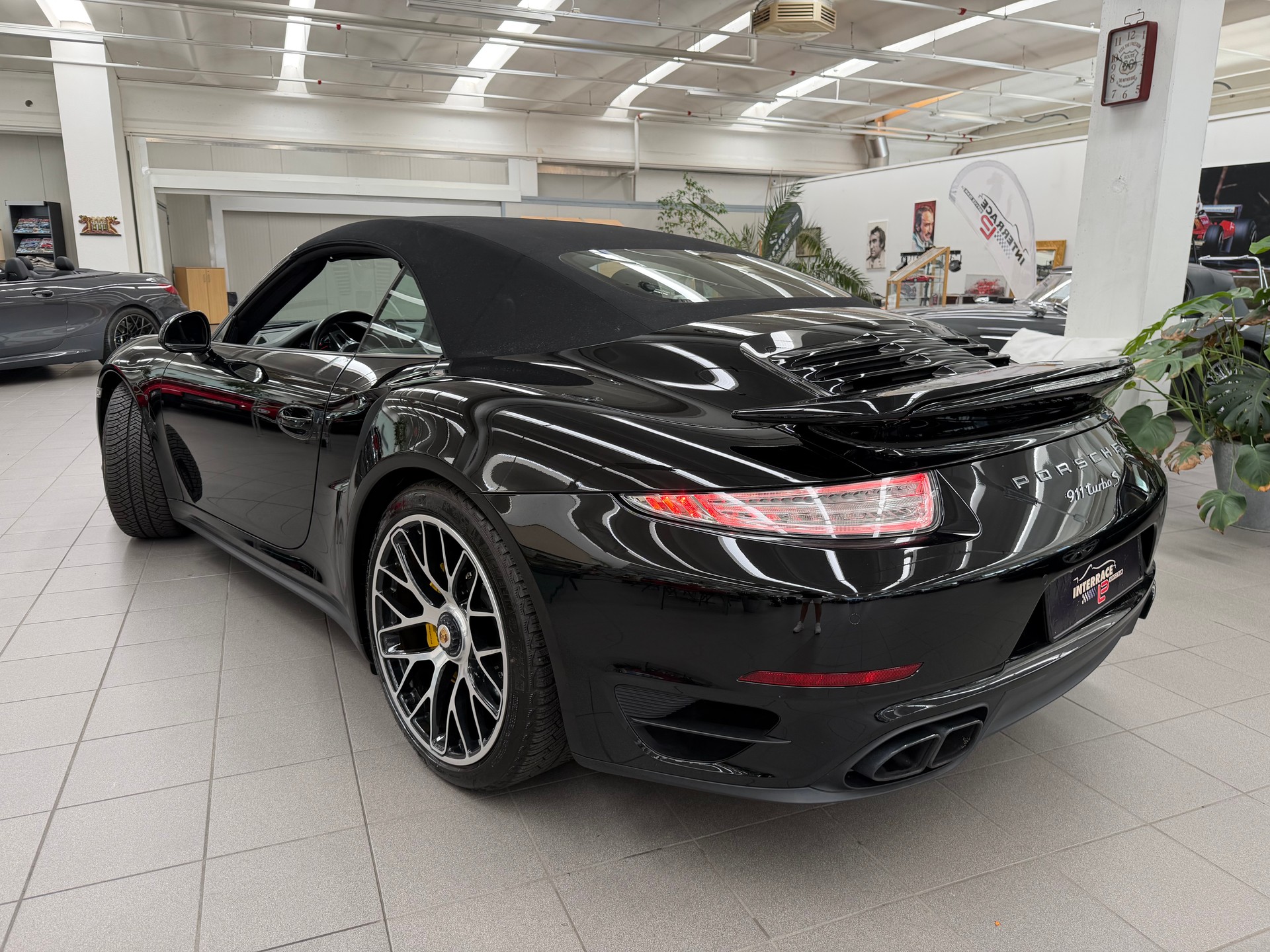 PORSCHE 911 Turbo S Cabrio PDK-image-1