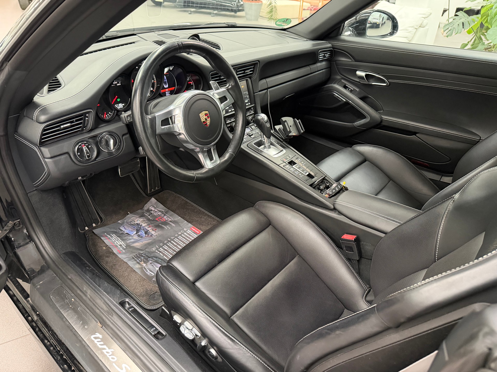 PORSCHE 911 Turbo S Cabrio PDK-image-5