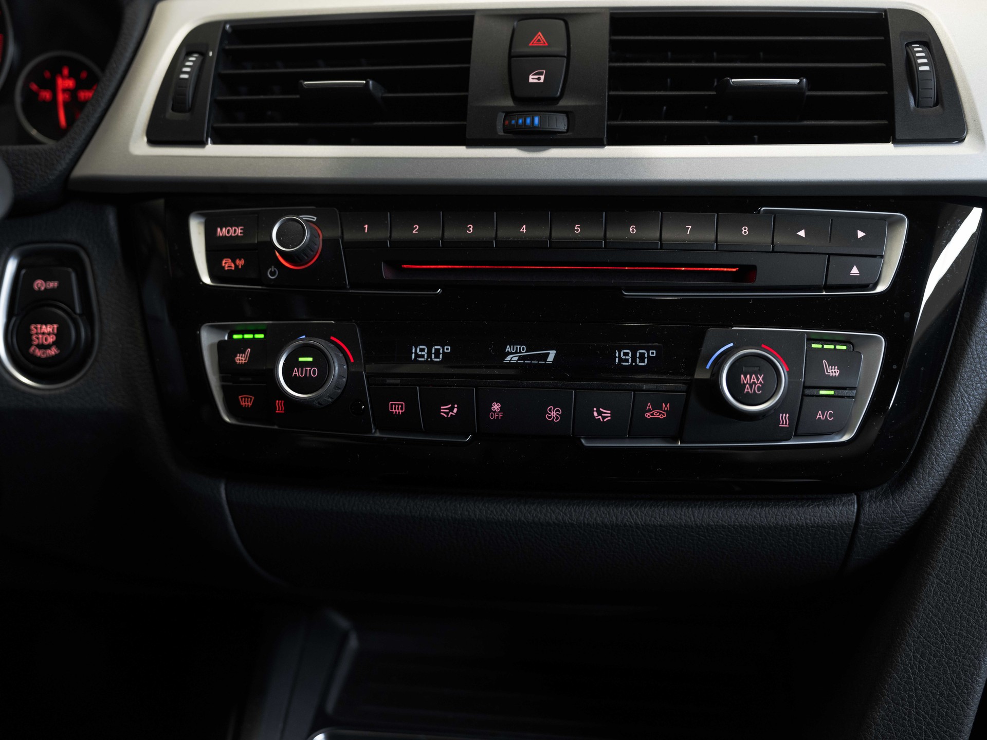 BMW 320i xDrive Touring-image-30
