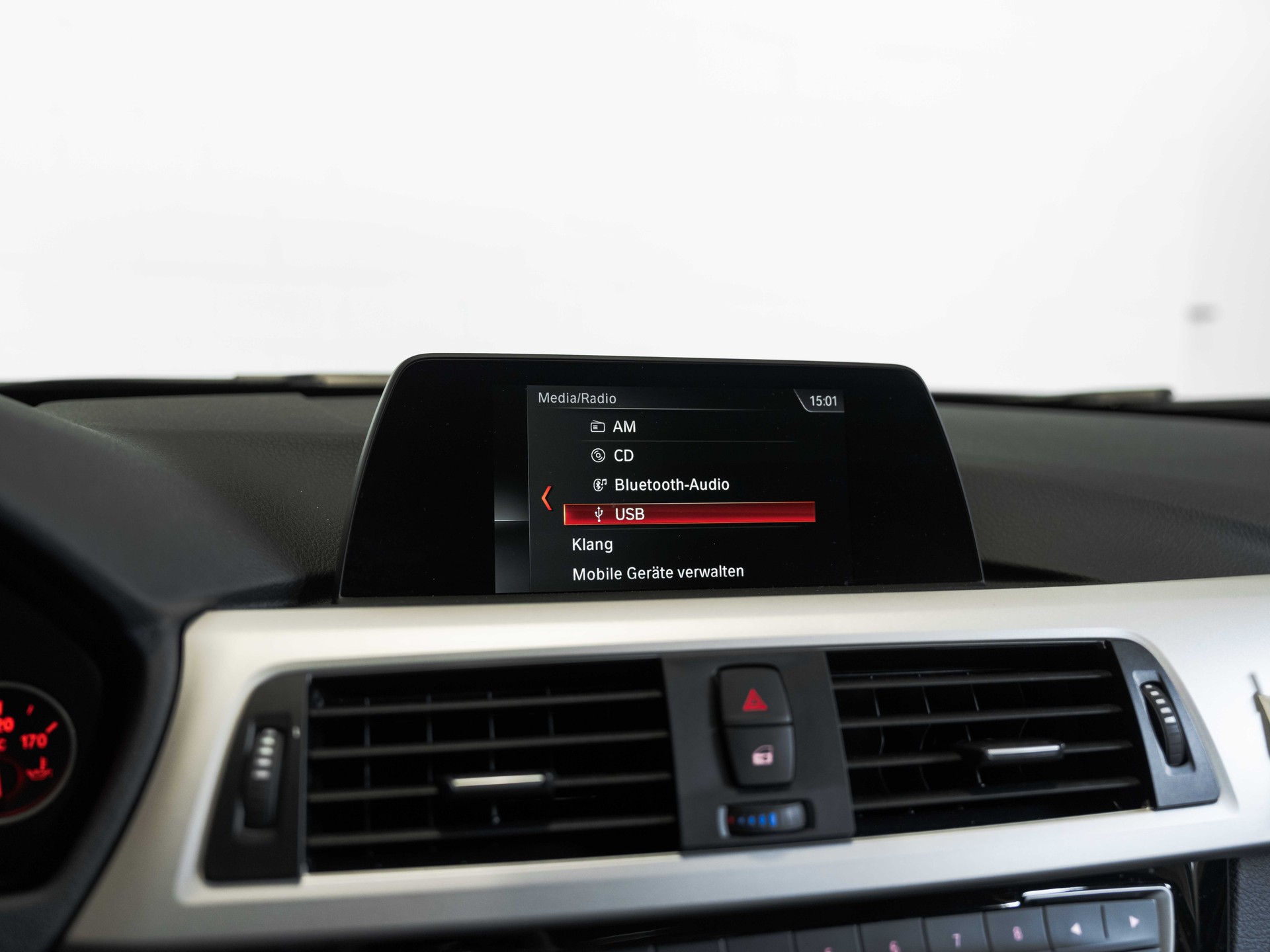 BMW 320i xDrive Touring-image-42