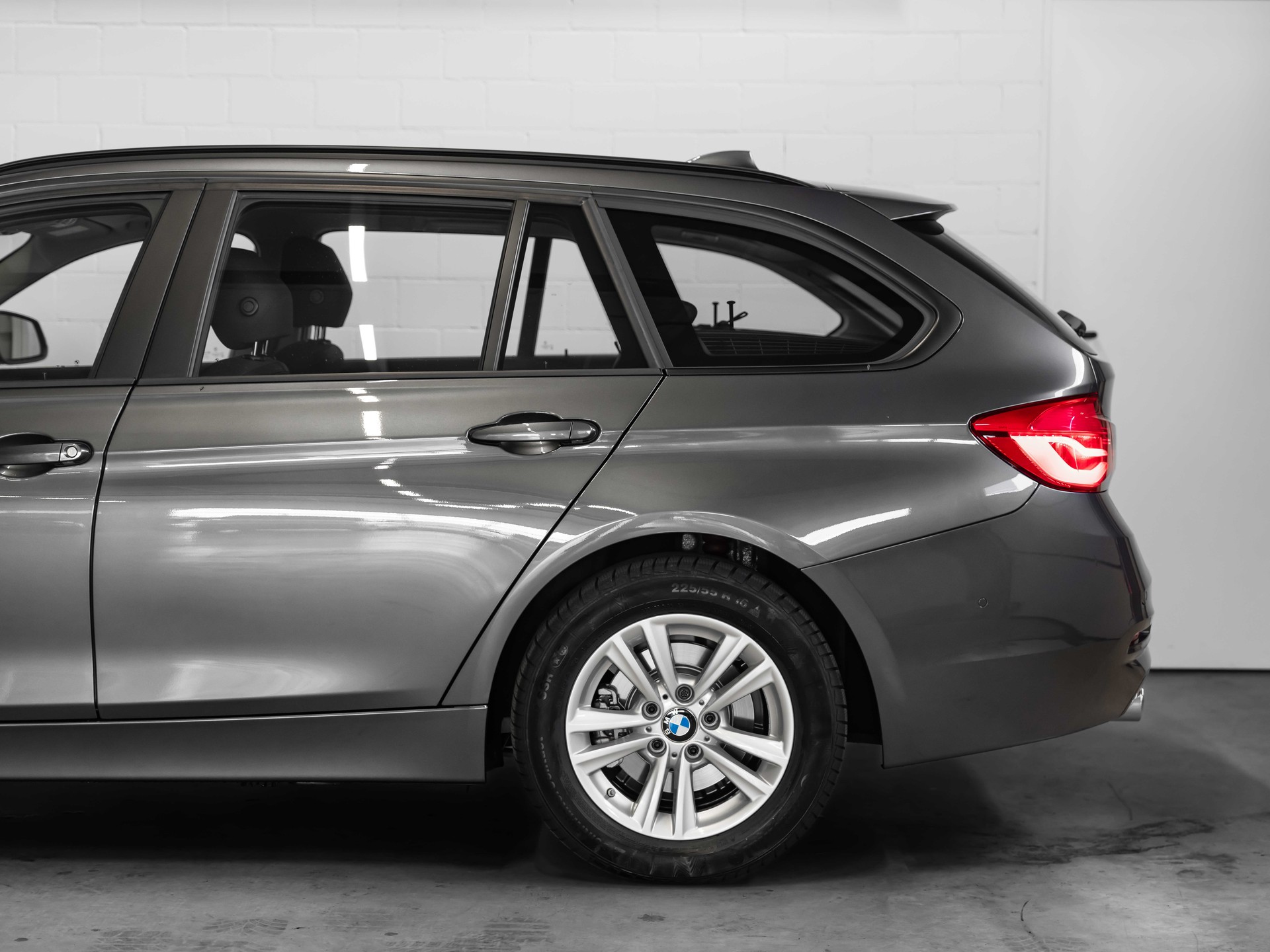 BMW 320i xDrive Touring-image-18