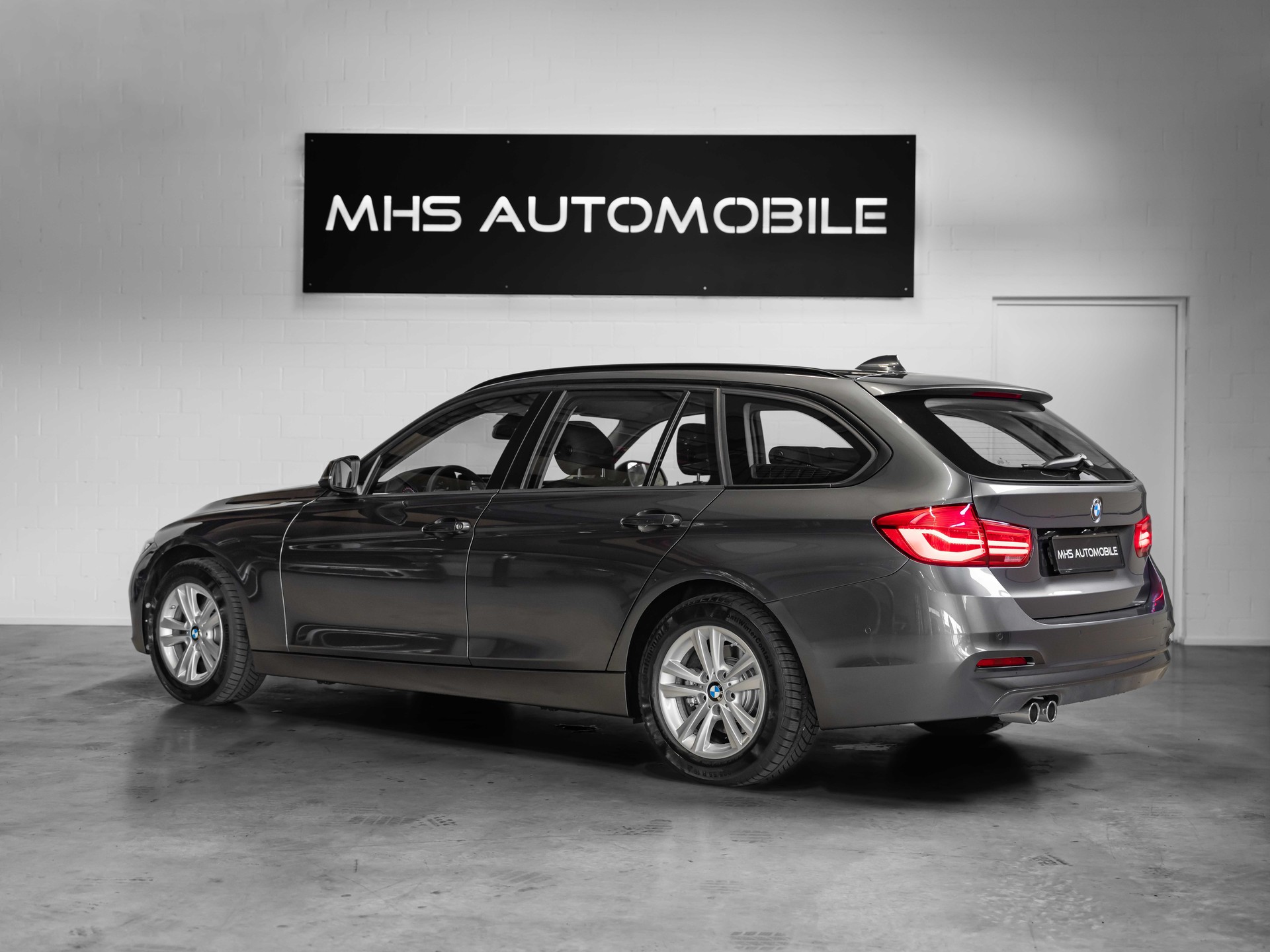 BMW 320i xDrive Touring-showroom-element-2