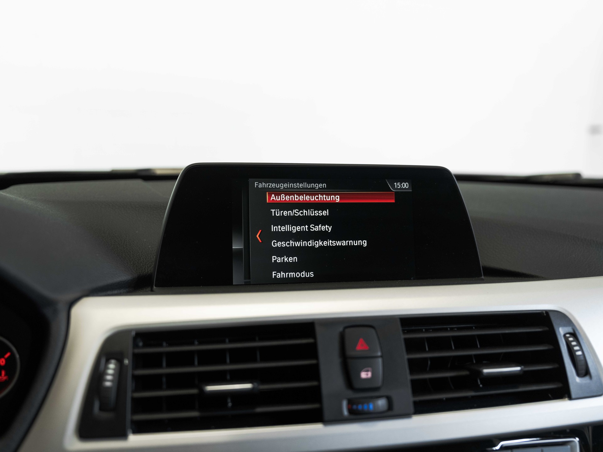 BMW 320i xDrive Touring-image-35