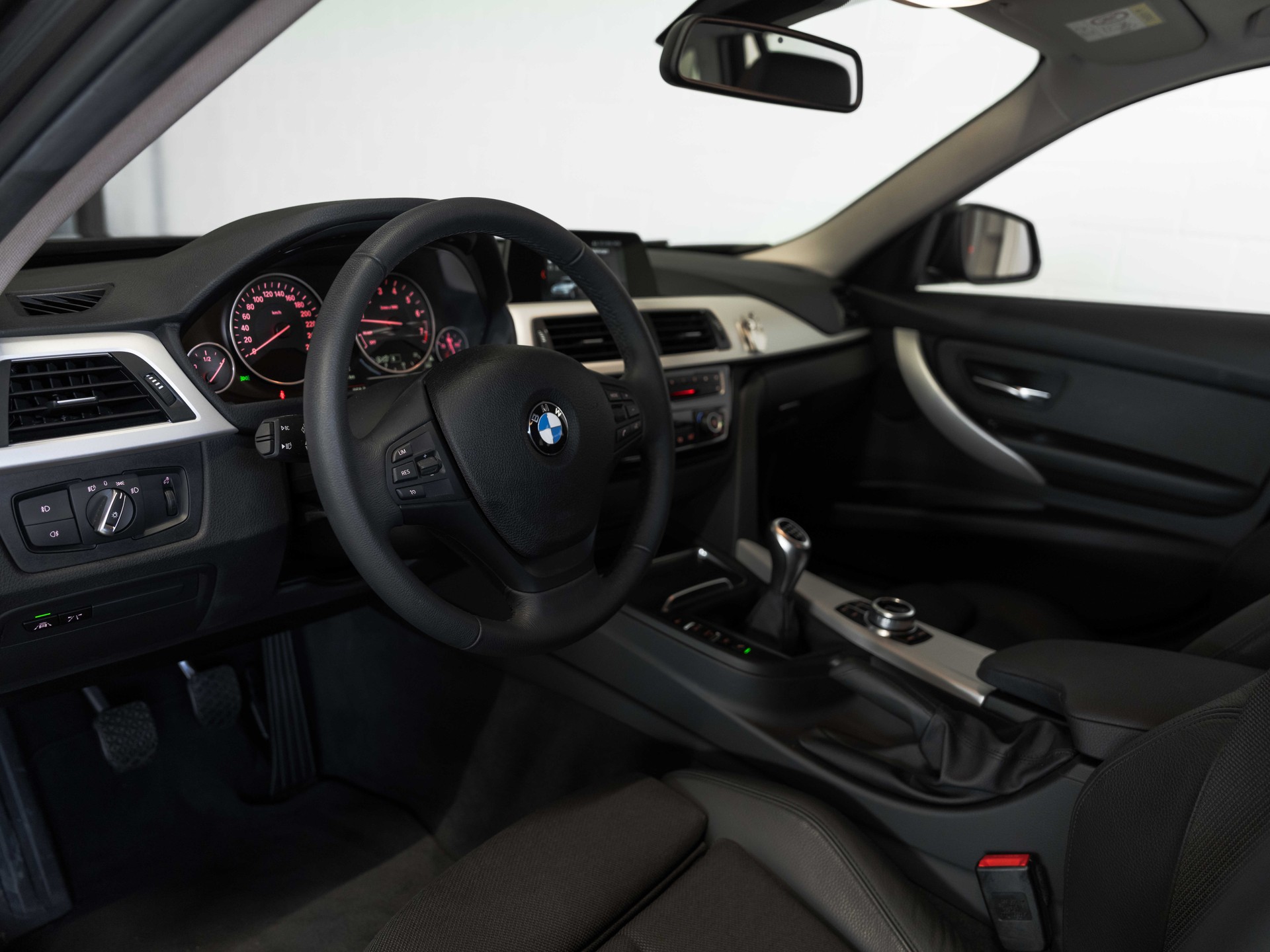 BMW 320i xDrive Touring-image-7