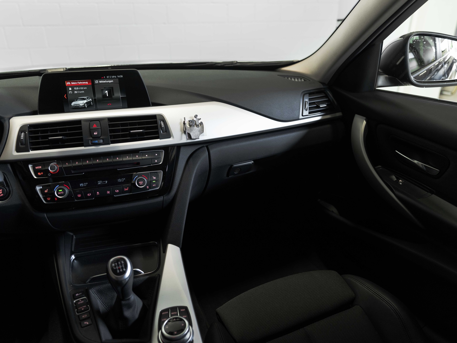 BMW 320i xDrive Touring-image-31