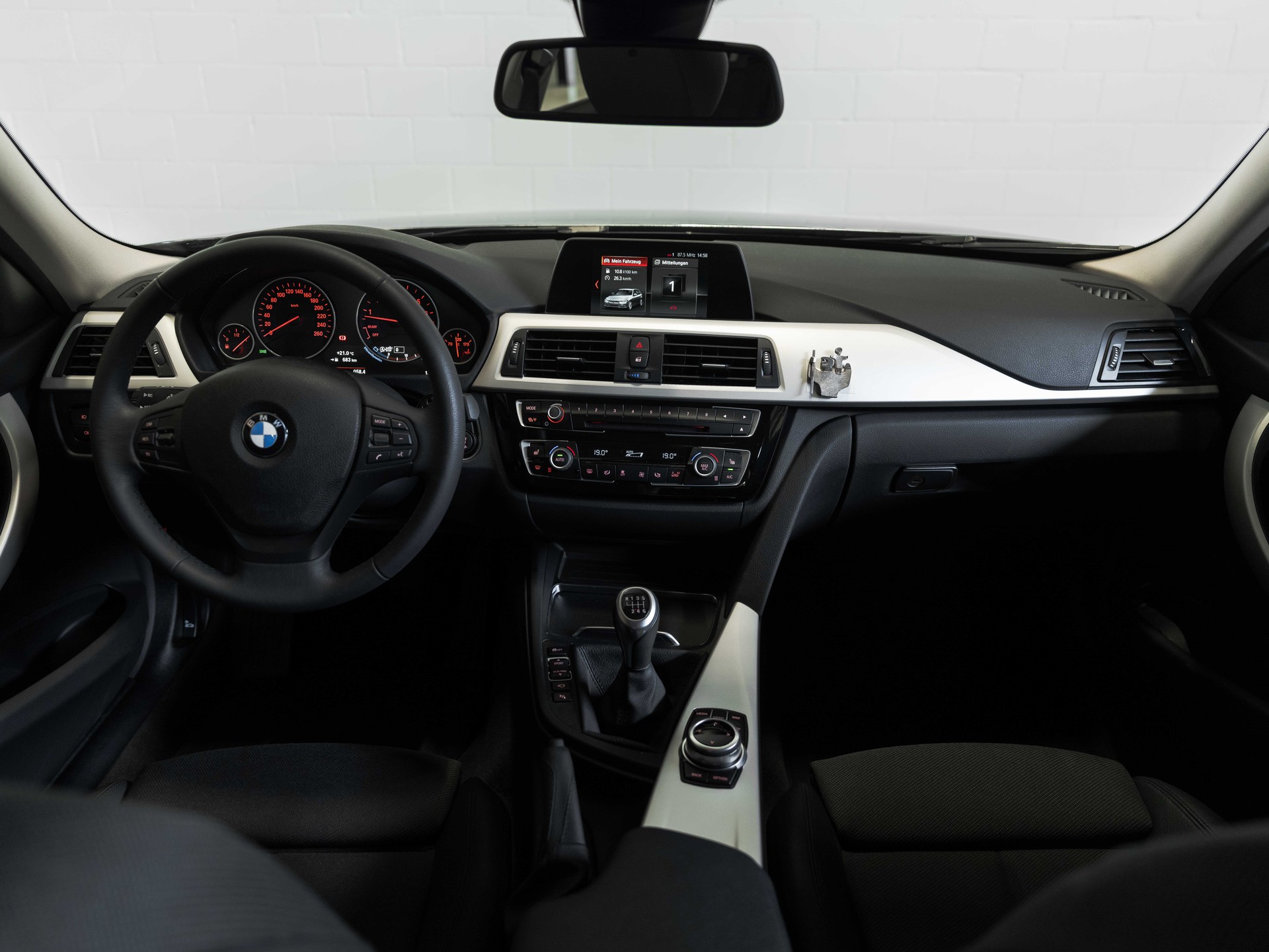 BMW 320i xDrive Touring-image-14