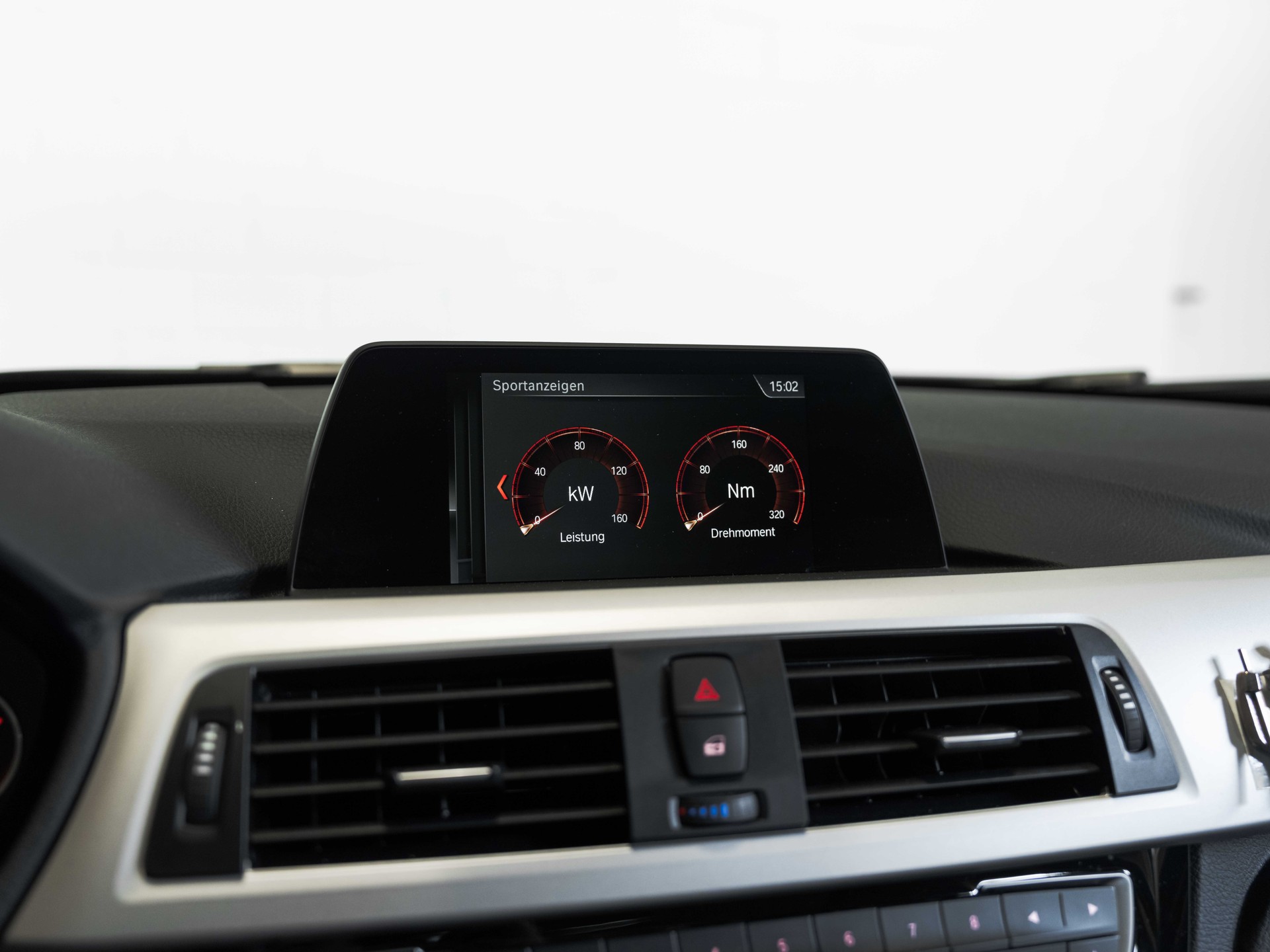 BMW 320i xDrive Touring-image-45