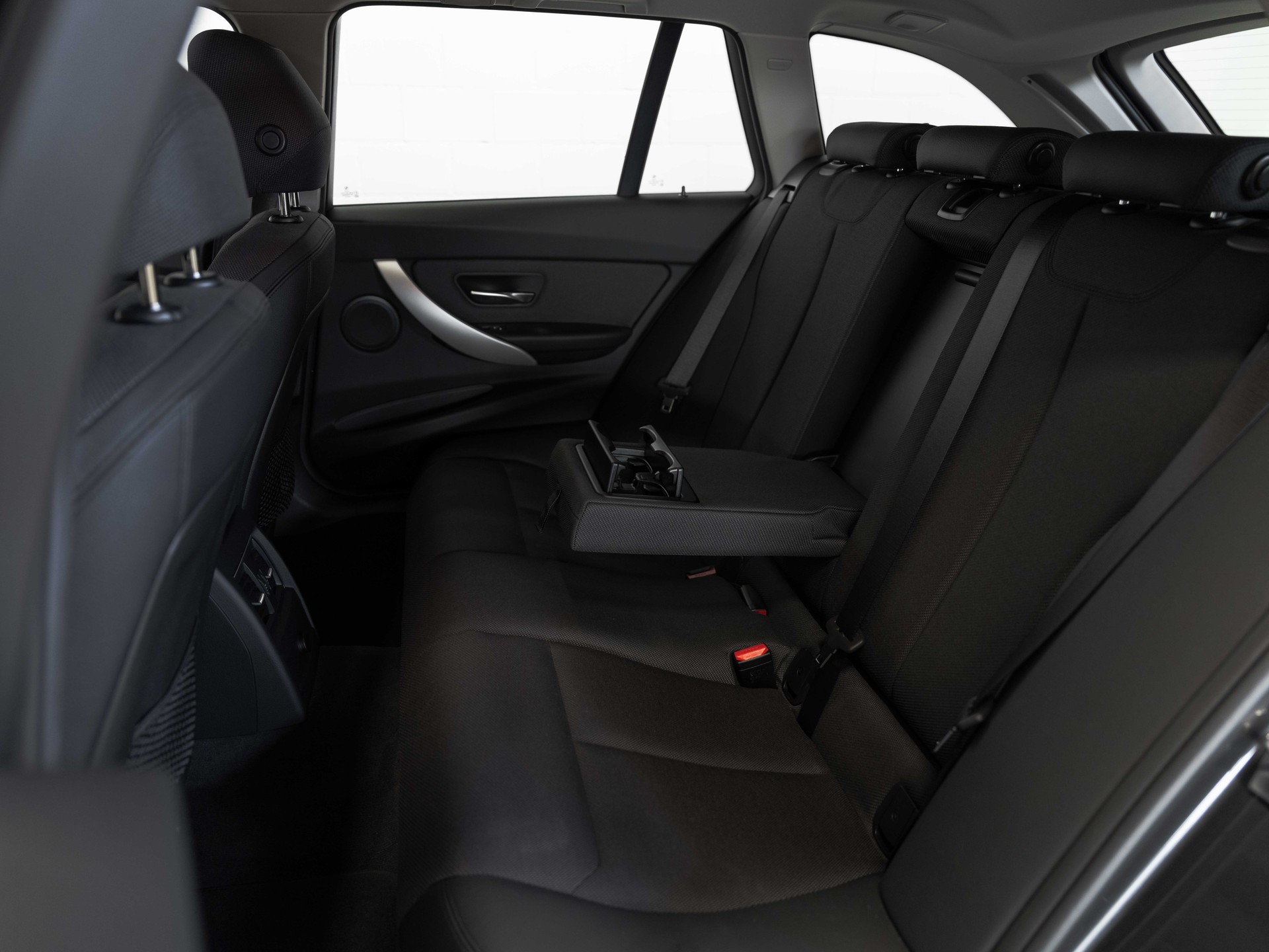 BMW 320i xDrive Touring-image-13