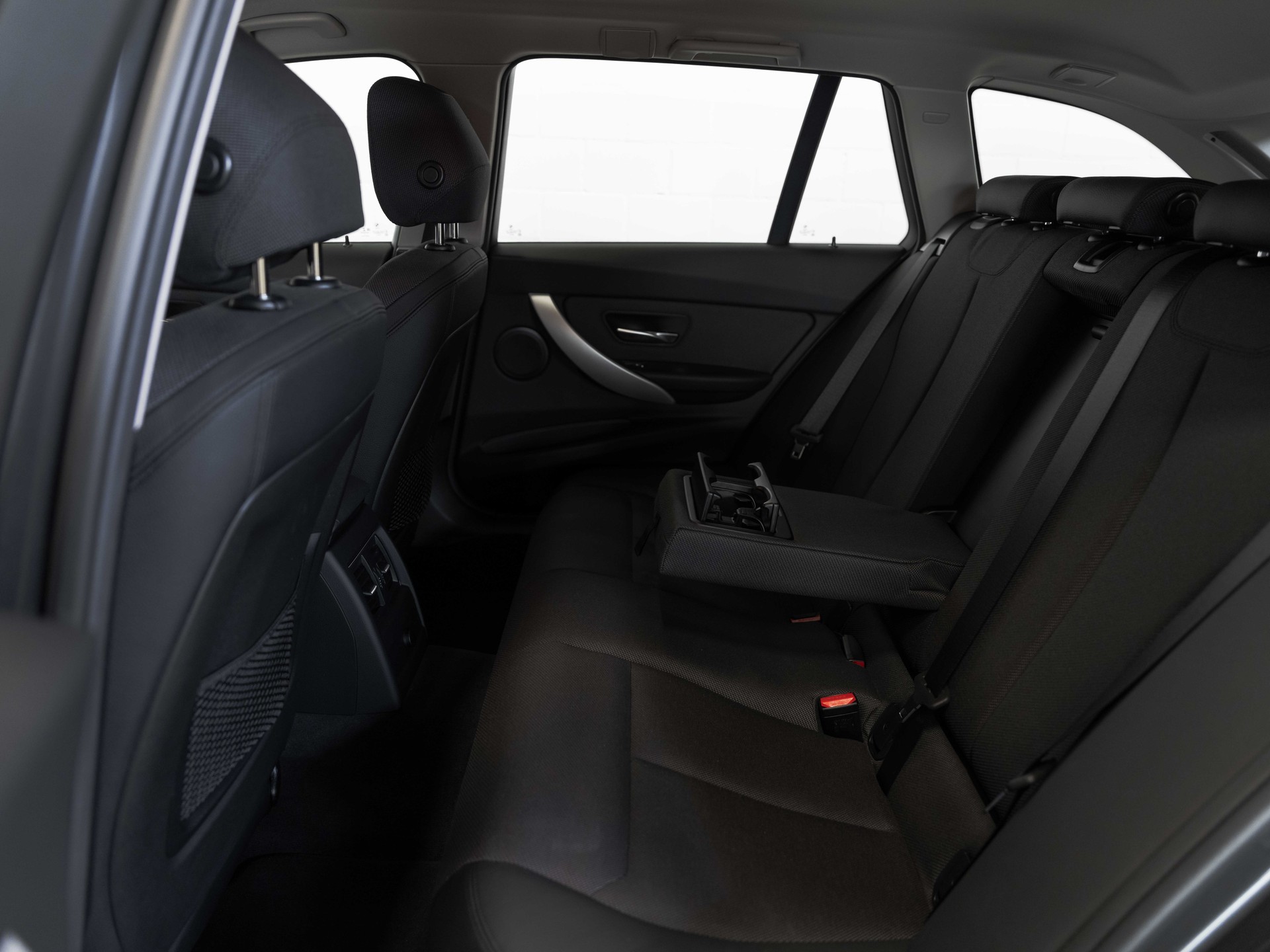 BMW 320i xDrive Touring-image-12