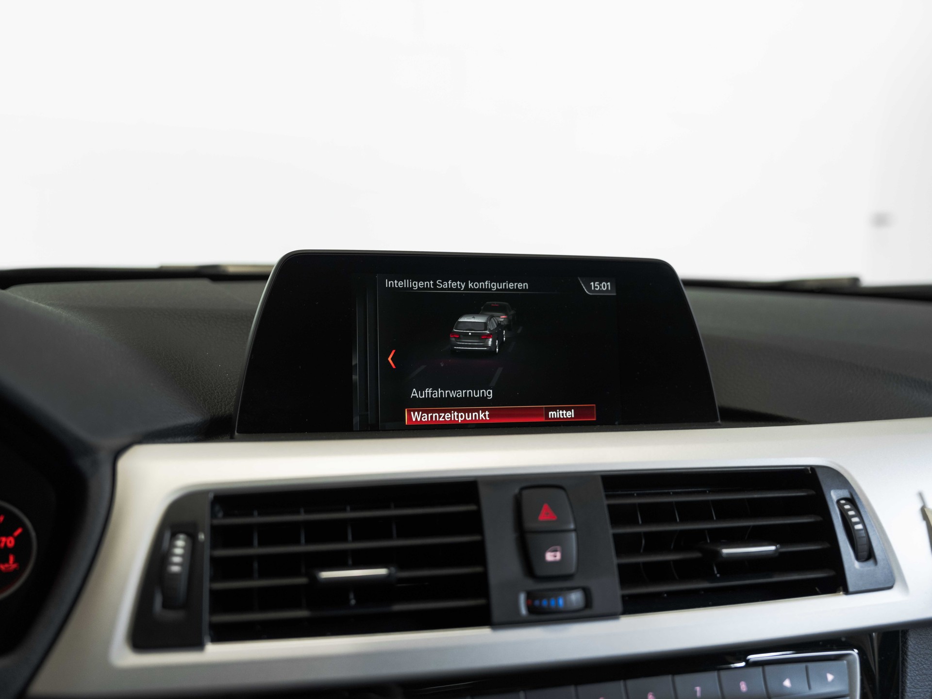 BMW 320i xDrive Touring-image-37