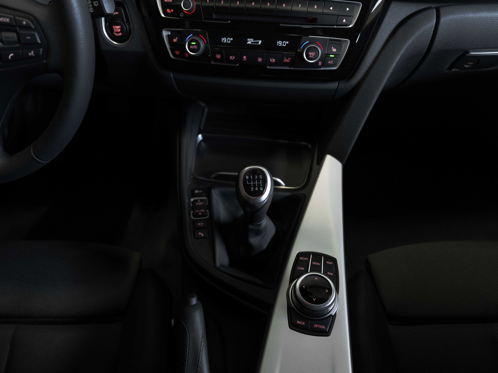 BMW 320i xDrive Touring-image-27