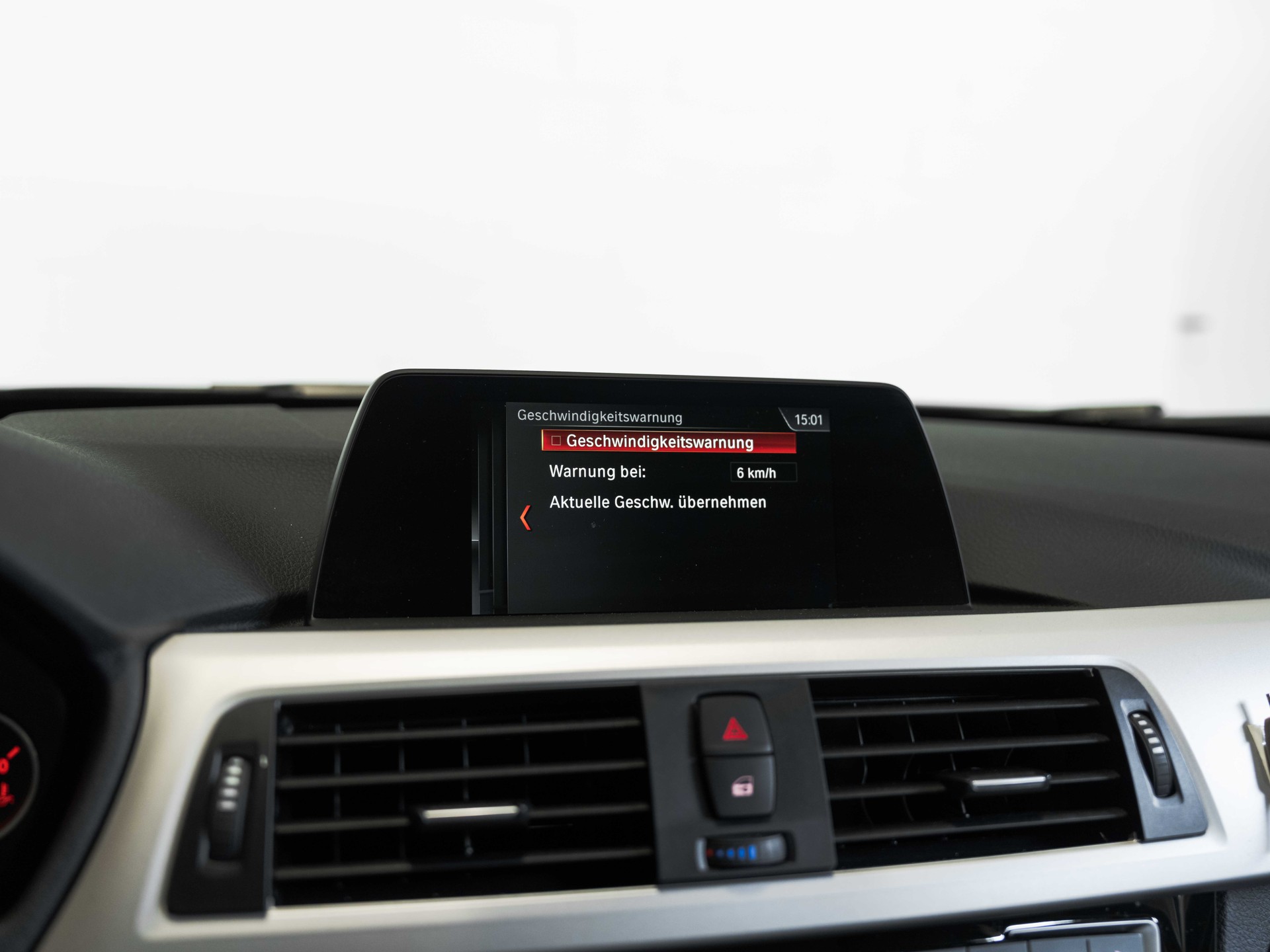 BMW 320i xDrive Touring-image-38