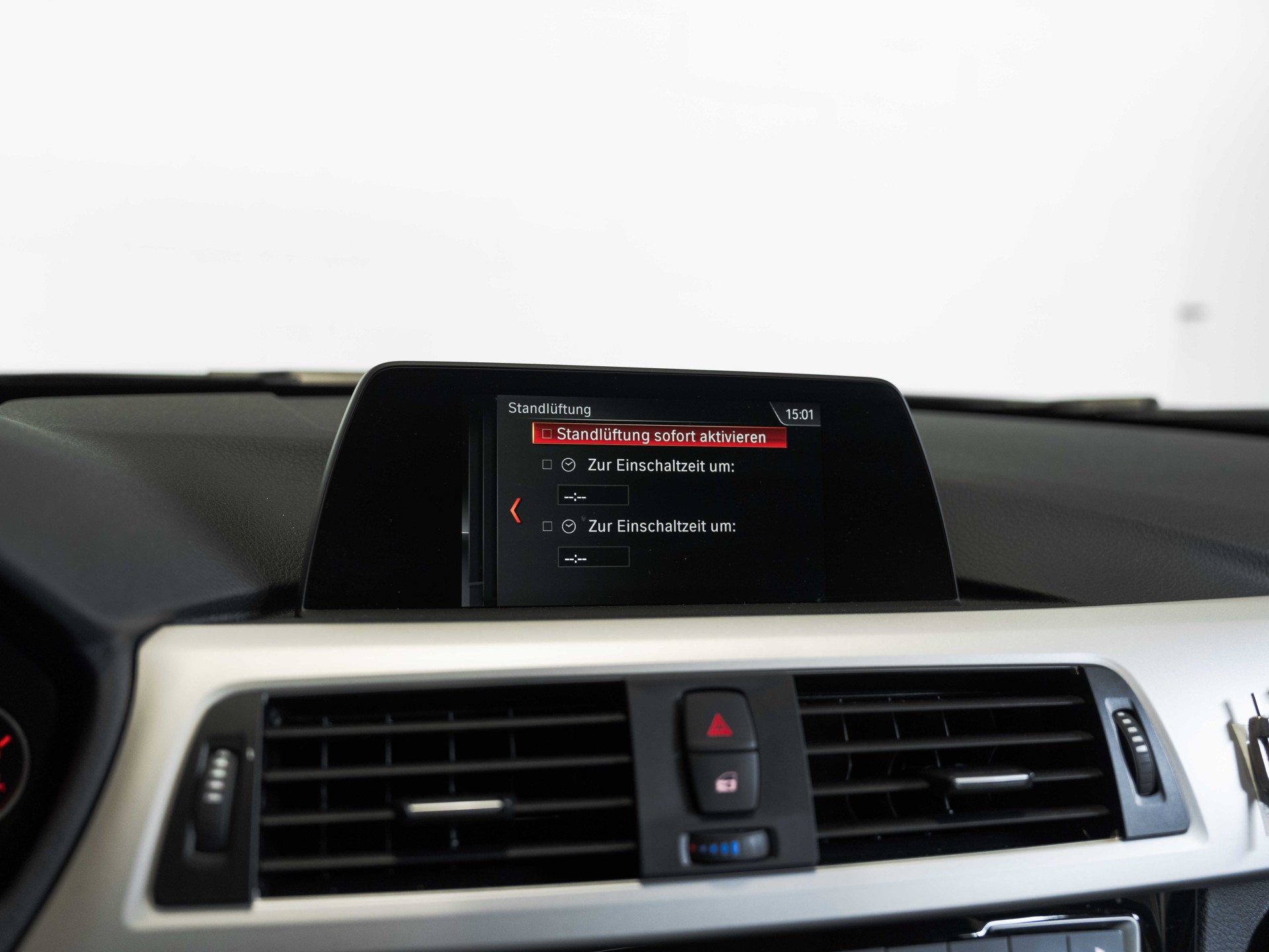 BMW 320i xDrive Touring-image-41