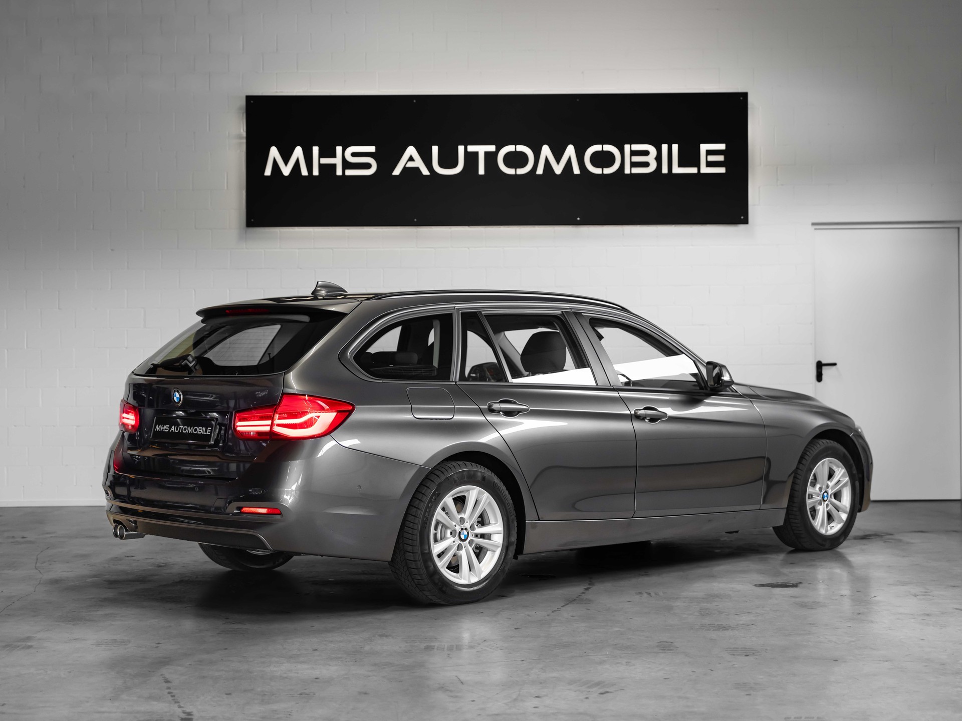 BMW 320i xDrive Touring-image-4