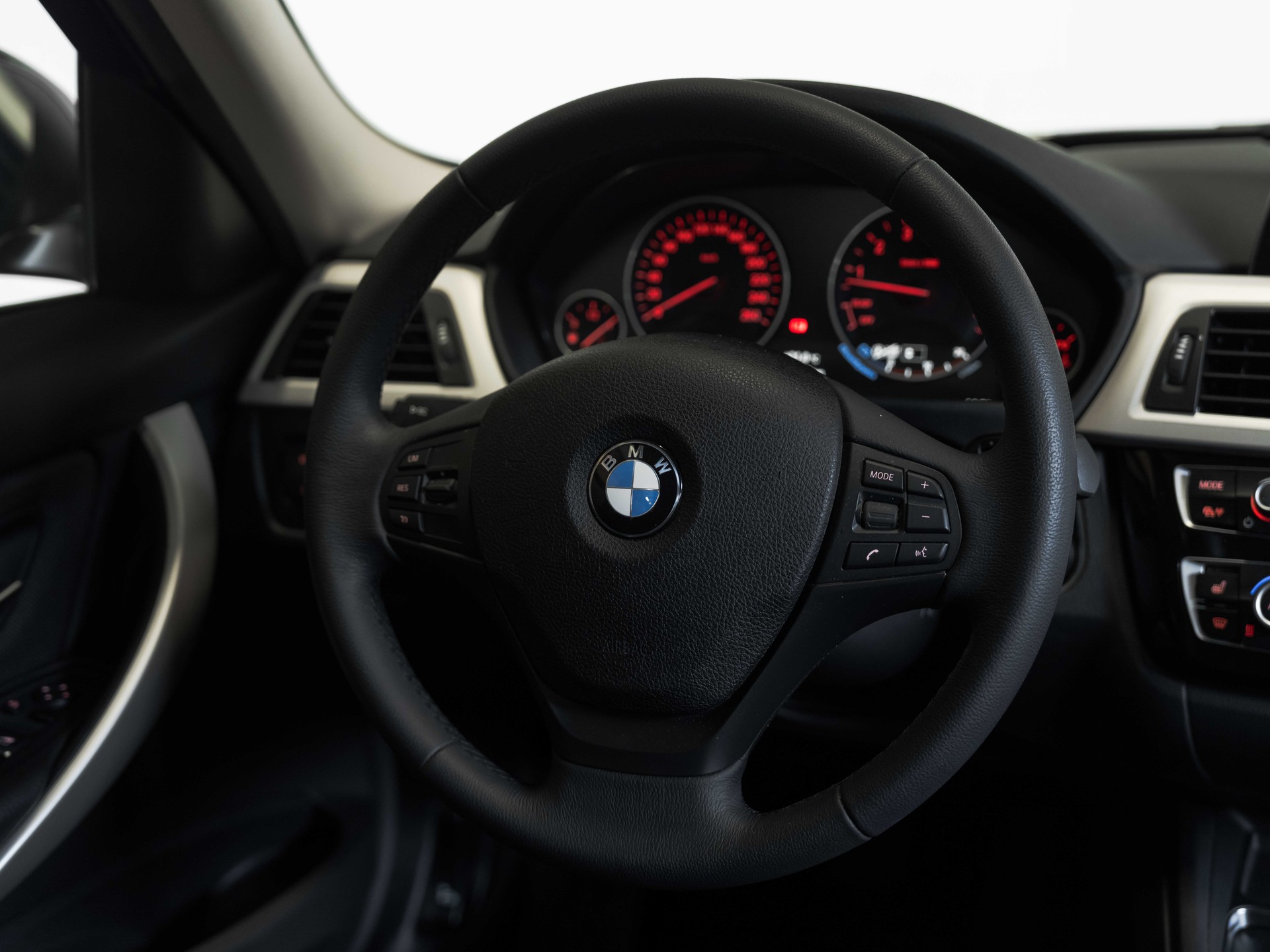 BMW 320i xDrive Touring-image-26