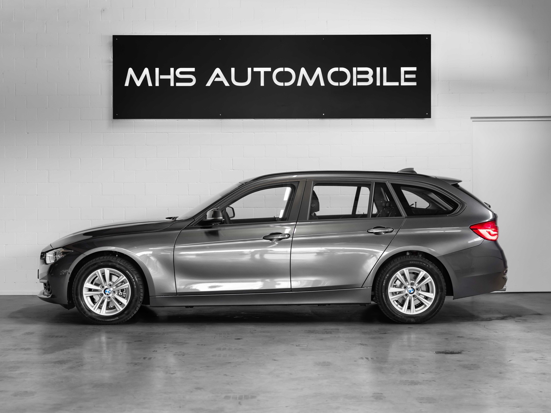 BMW 320i xDrive Touring-showroom-element-1