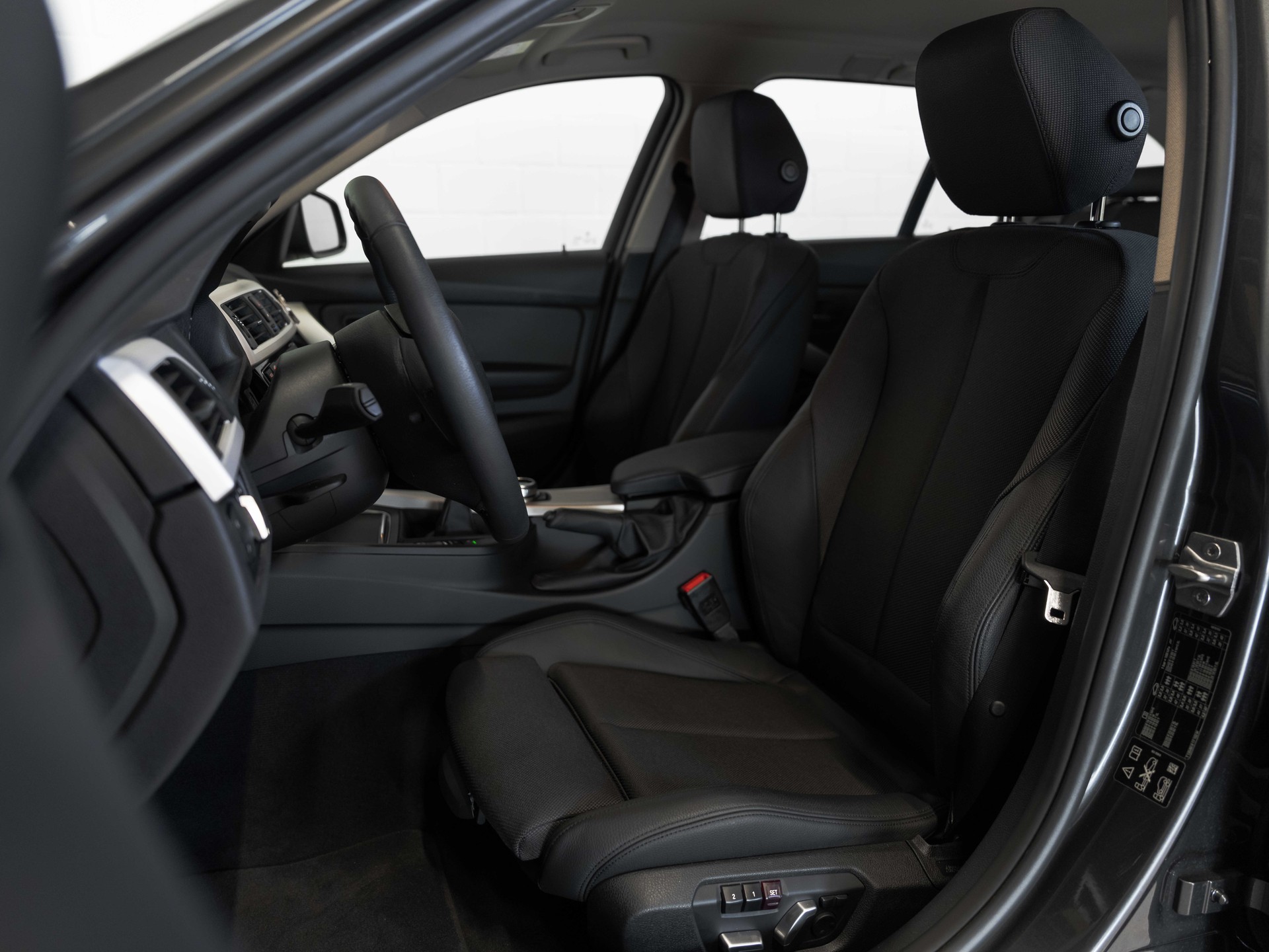 BMW 320i xDrive Touring-image-9
