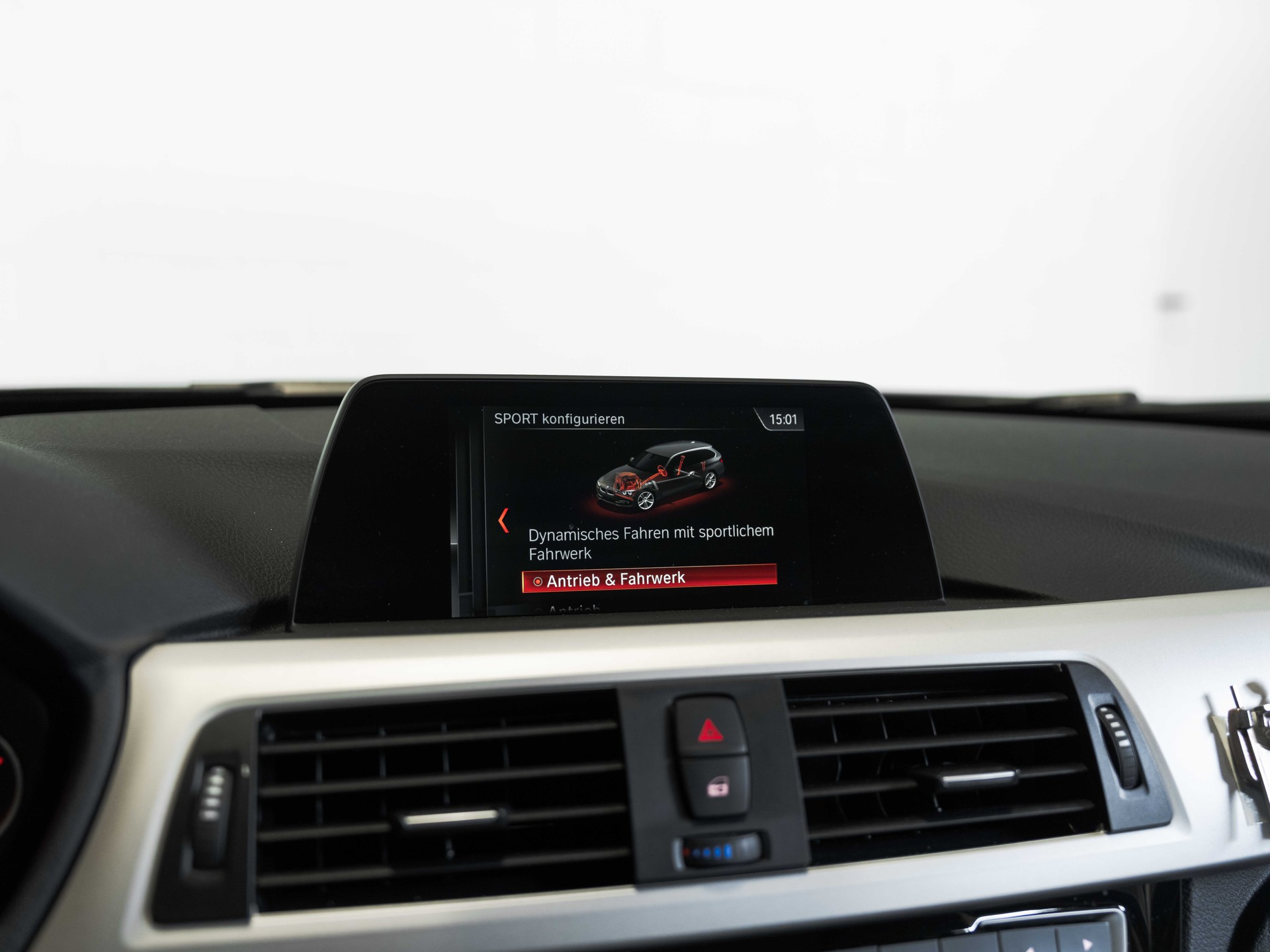 BMW 320i xDrive Touring-image-40