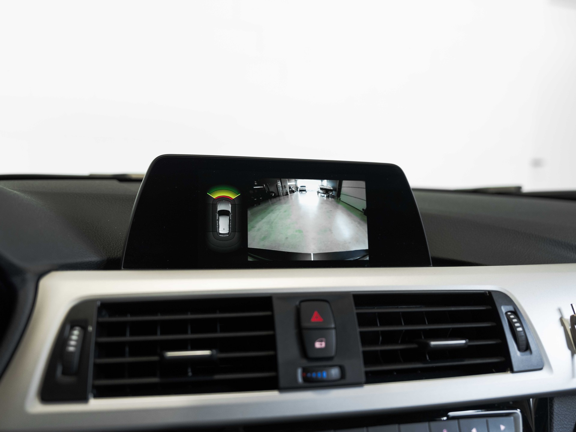 BMW 320i xDrive Touring-image-47