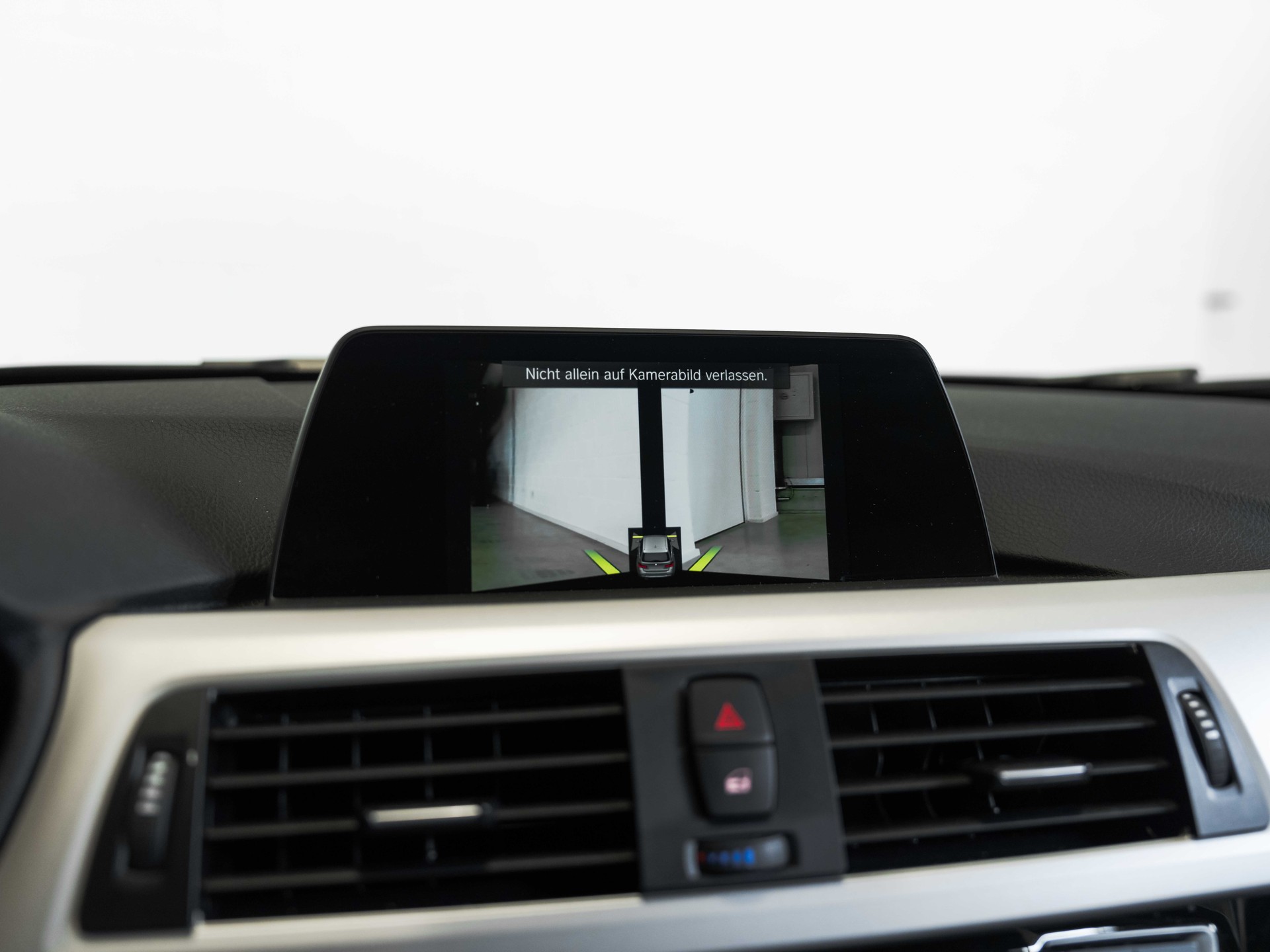 BMW 320i xDrive Touring-image-46