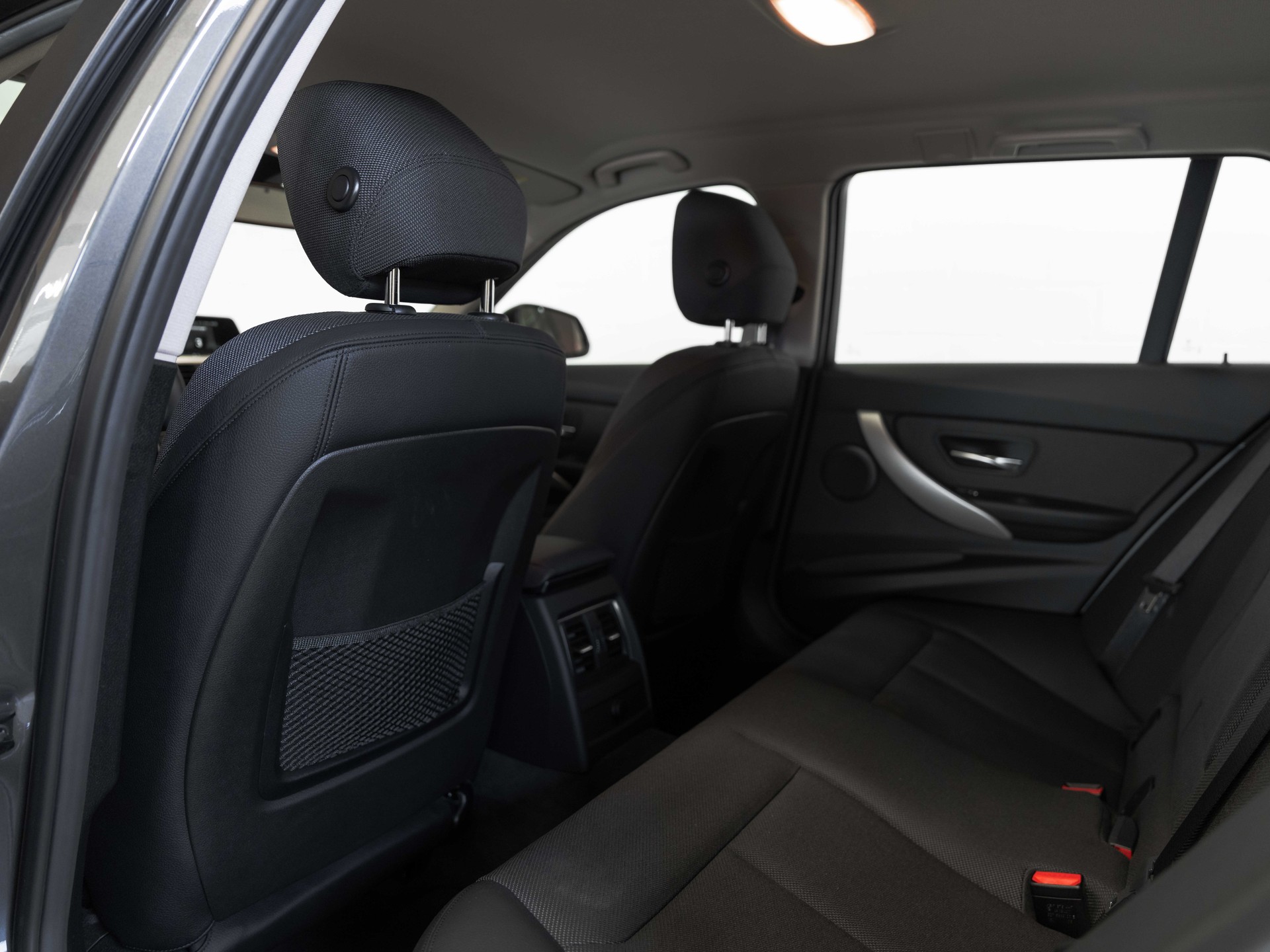 BMW 320i xDrive Touring-image-11