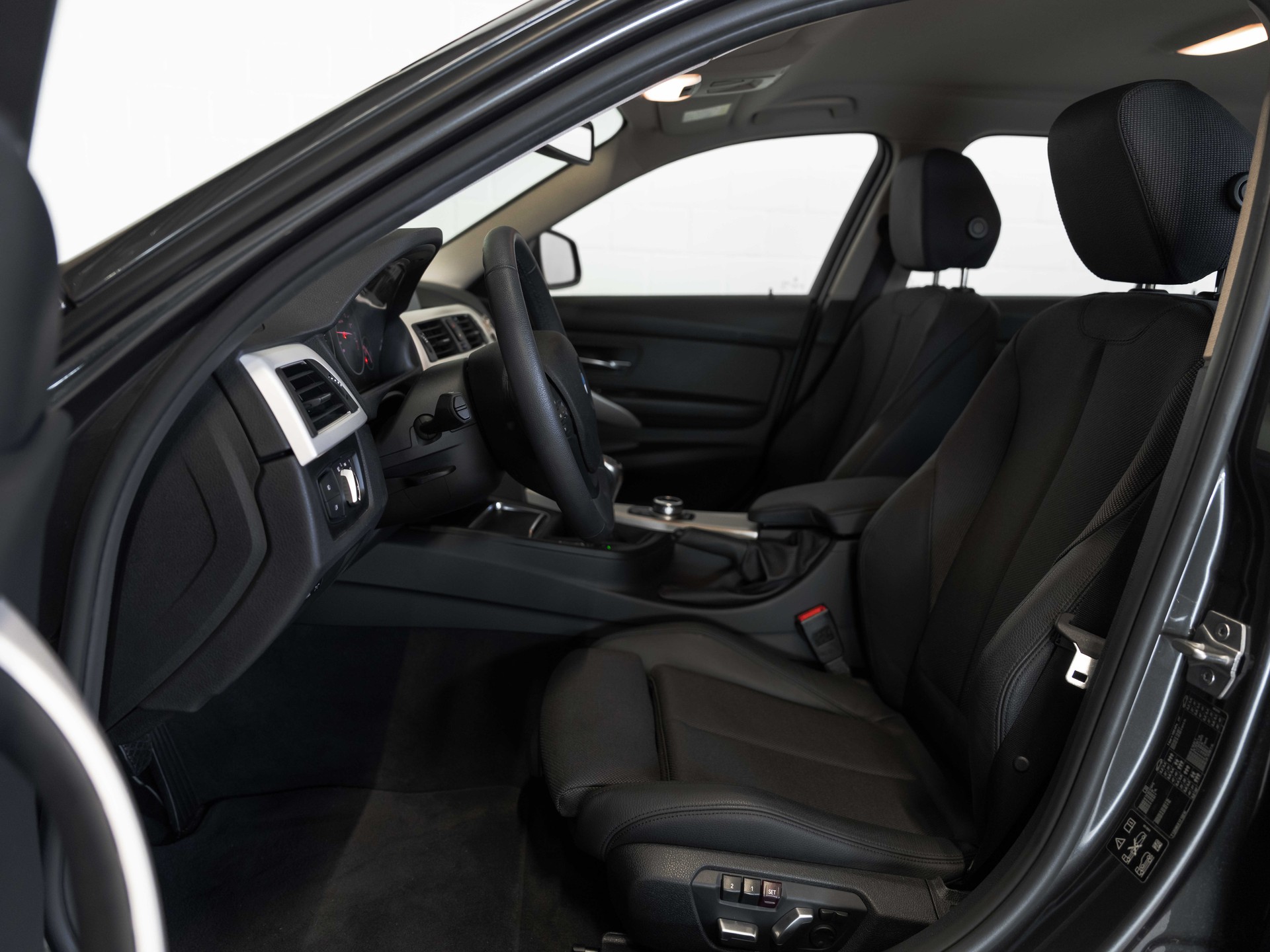 BMW 320i xDrive Touring-image-8