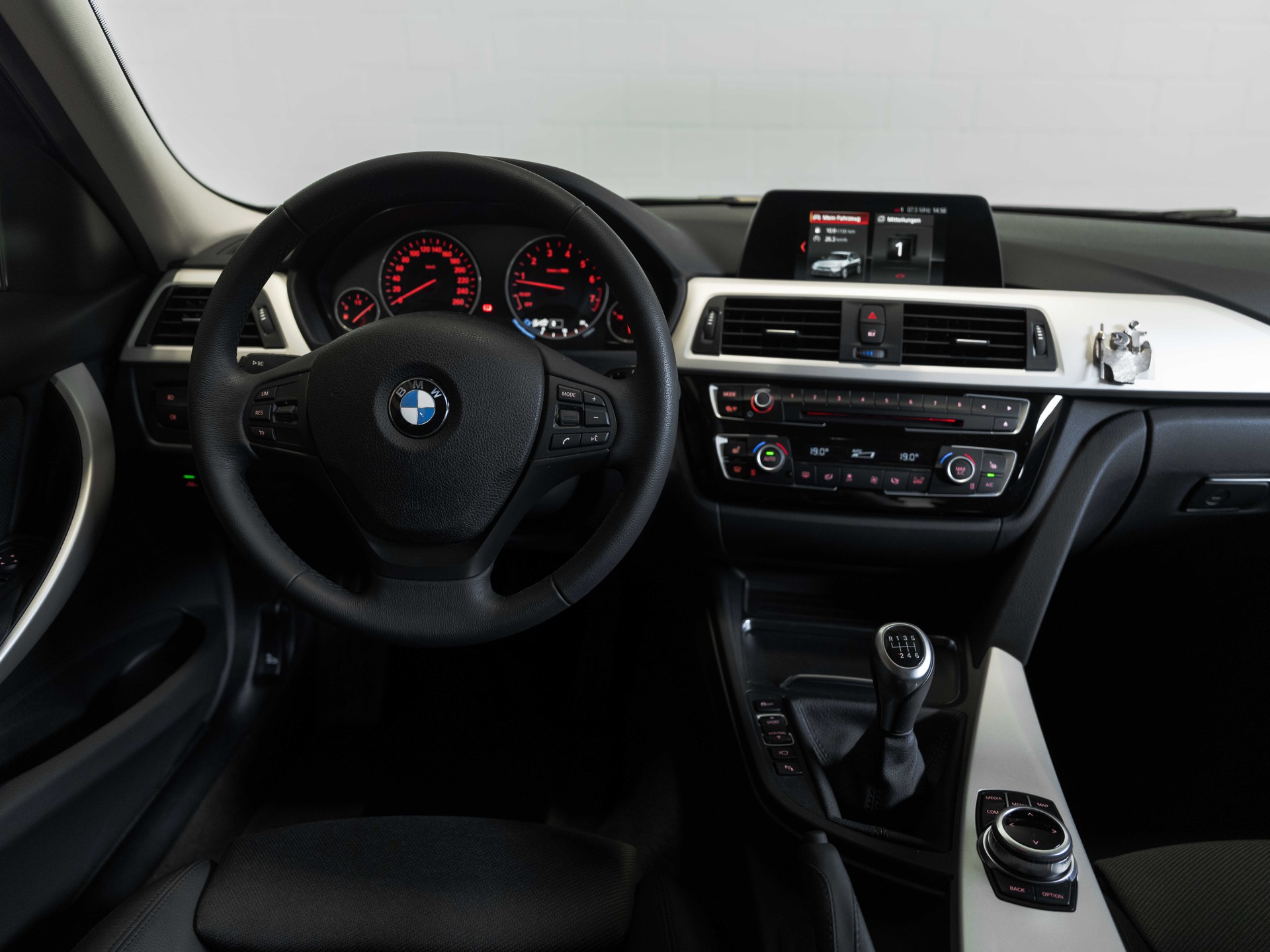 BMW 320i xDrive Touring-image-25