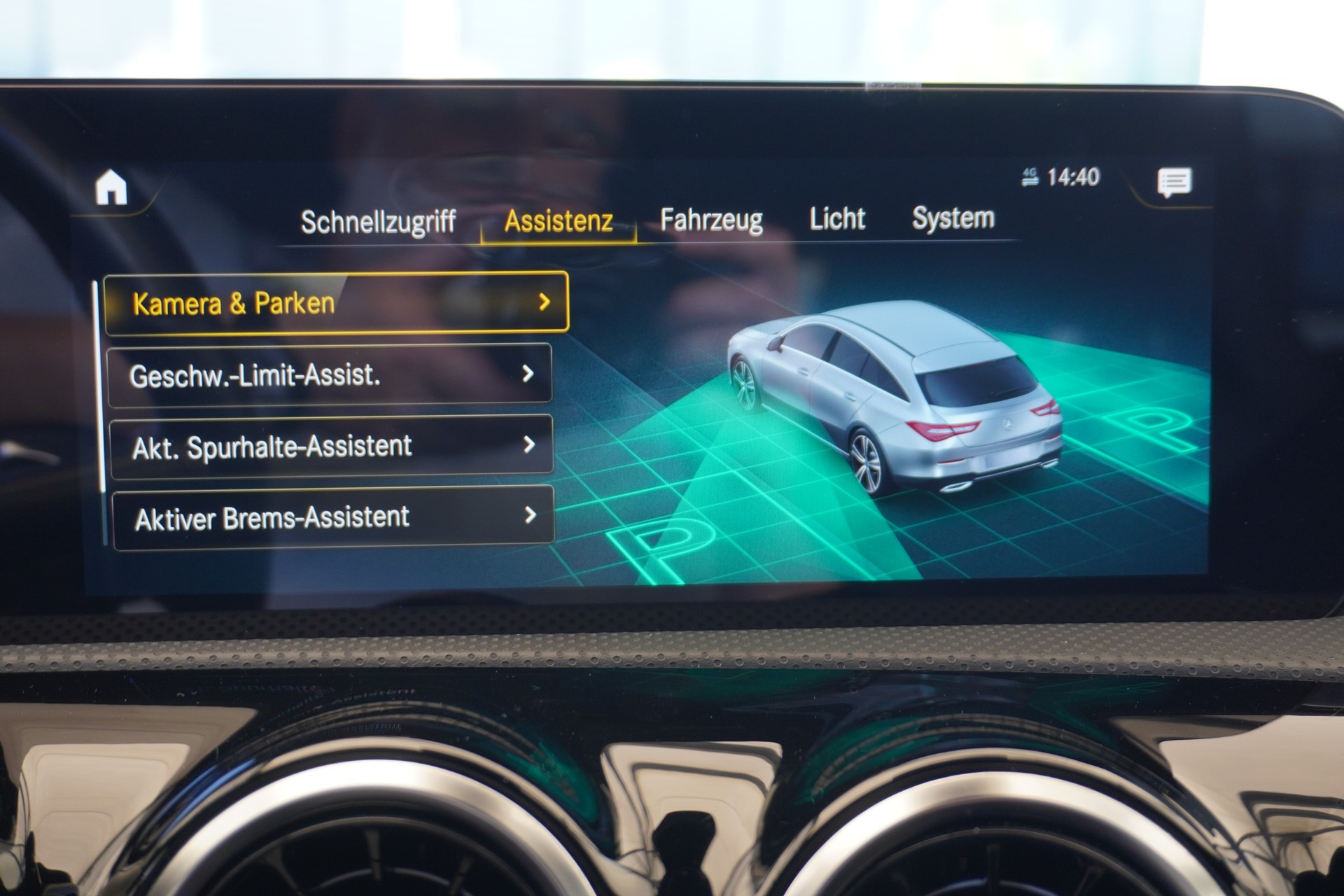 MERCEDES-BENZ CLA Shooting Brake 220 d 4Matic AMG Line-image-24