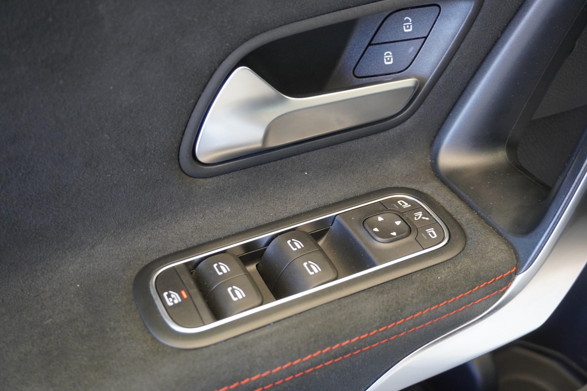 MERCEDES-BENZ CLA Shooting Brake 220 d 4Matic AMG Line-image-29