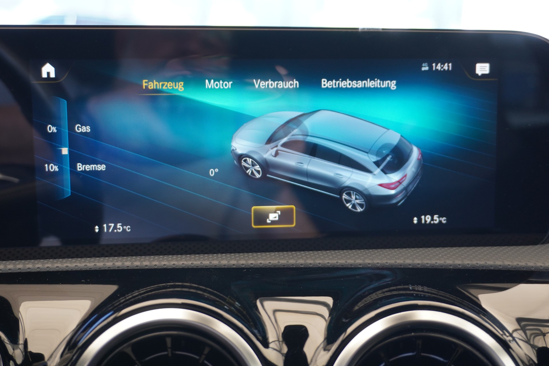 MERCEDES-BENZ CLA Shooting Brake 220 d 4Matic AMG Line-image-26