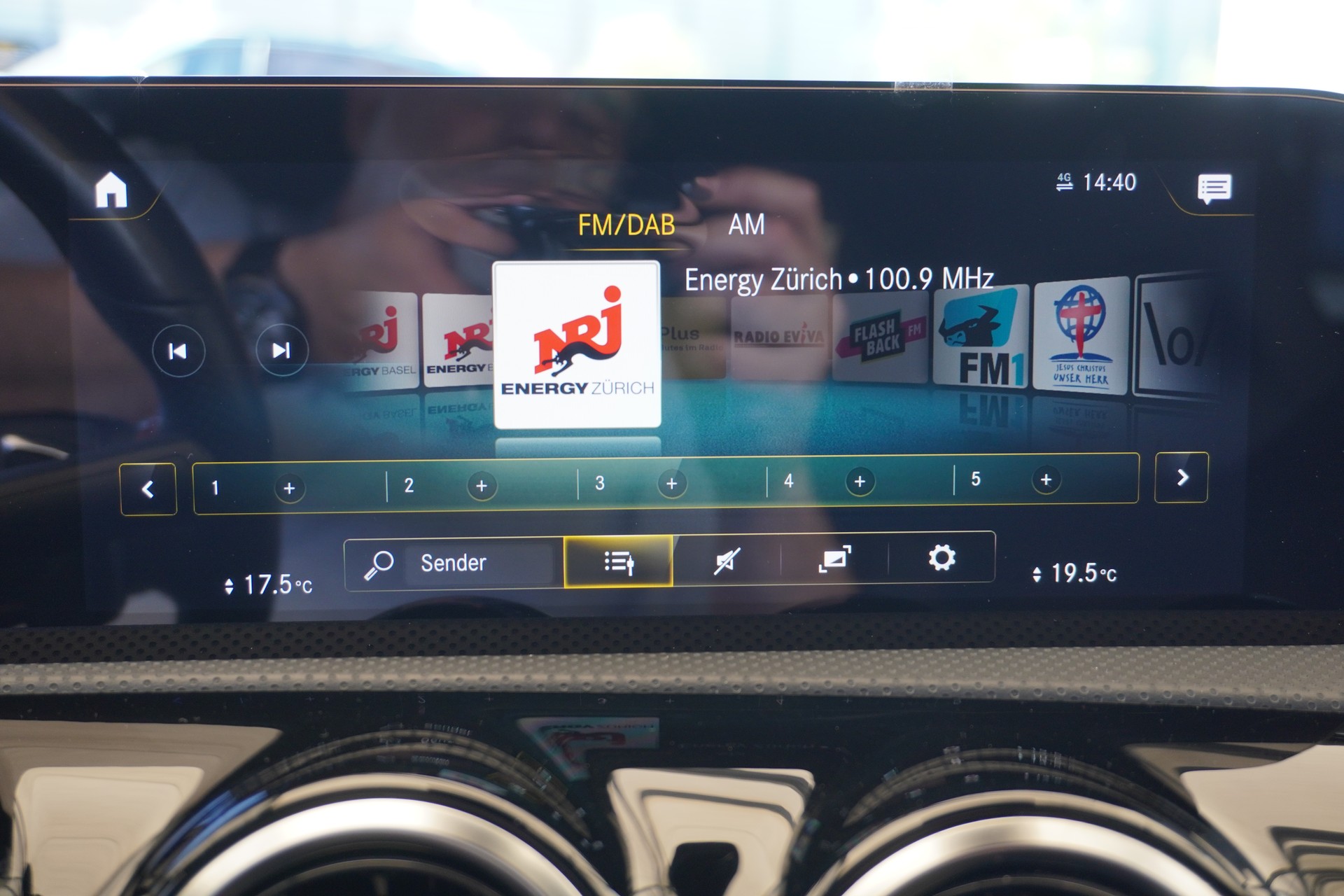 MERCEDES-BENZ CLA Shooting Brake 220 d 4Matic AMG Line-image-21