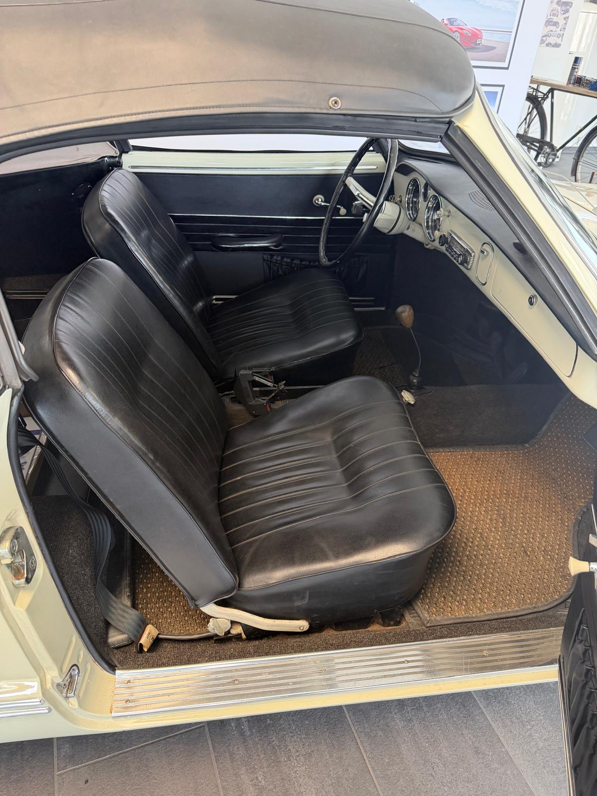 VW Karmann-Ghia Cabriolet-image-5
