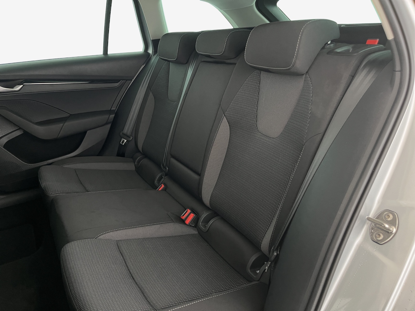 SKODA Octavia Combi 2.0 TDI DSG Selection-image-11