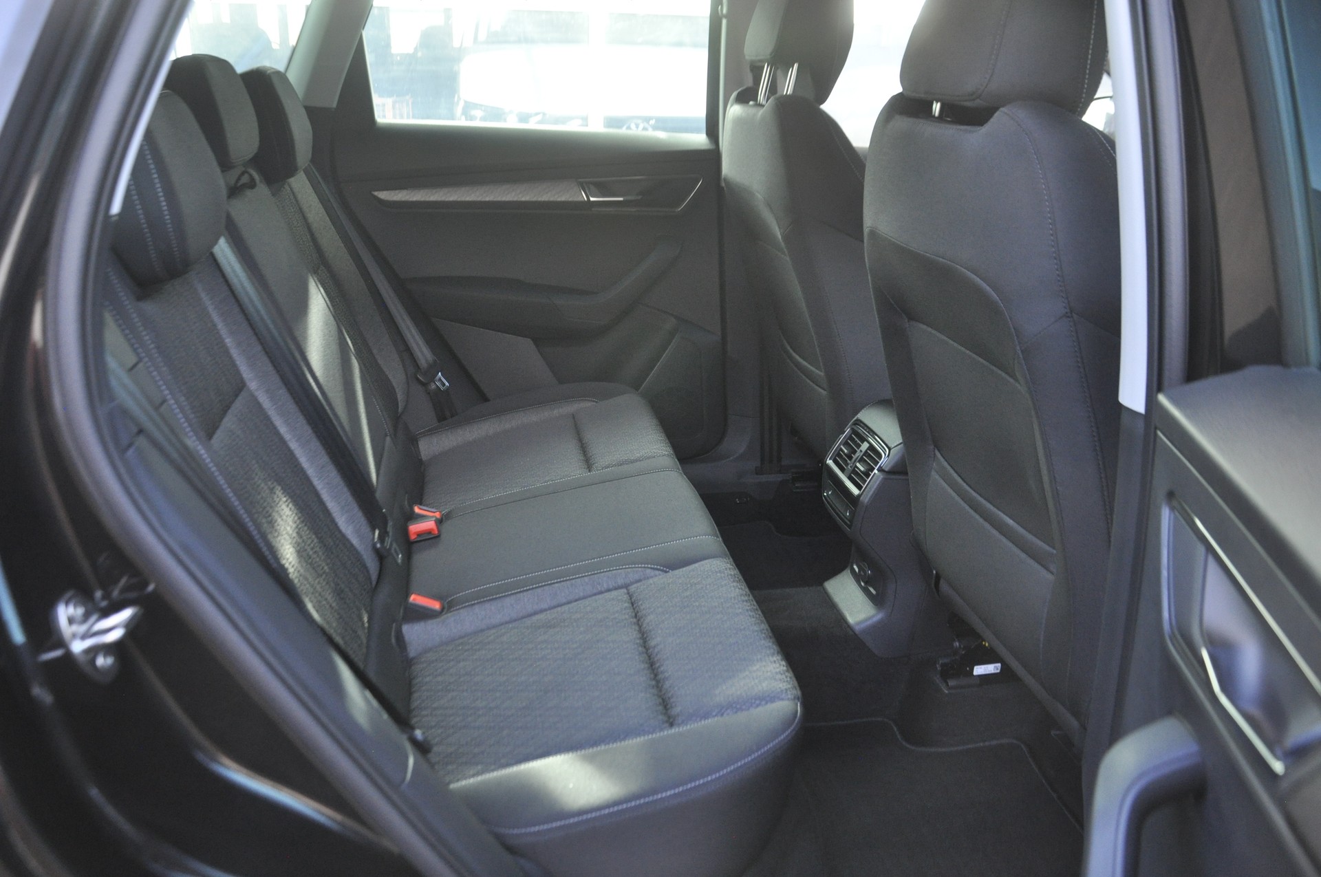 SKODA Karoq 2.0 TDI CR Style 4x4 DSG I Anhängerkupplung-image-8