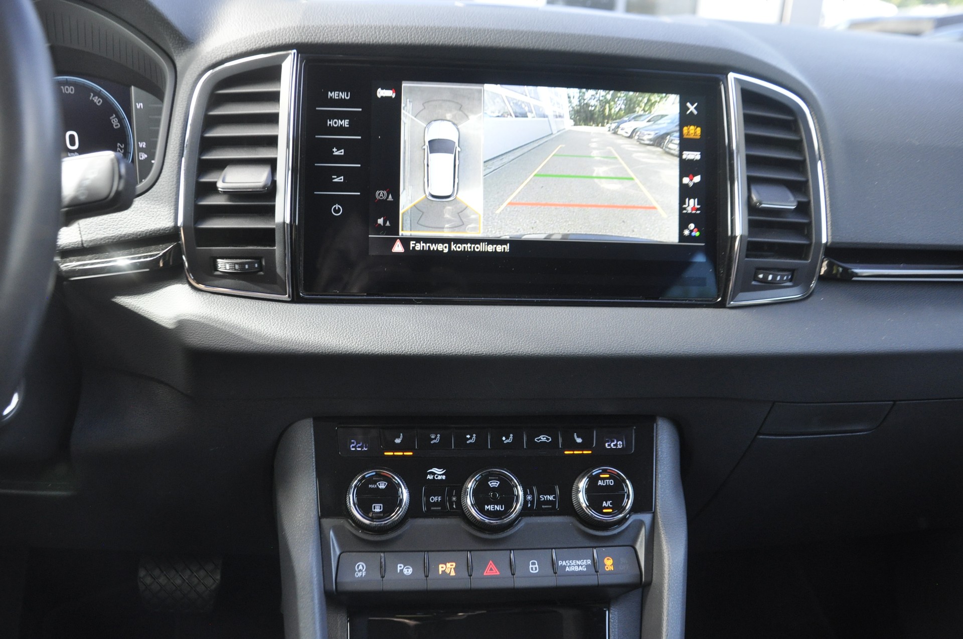 SKODA Karoq 2.0 TDI CR Style 4x4 DSG I Anhängerkupplung-image-10