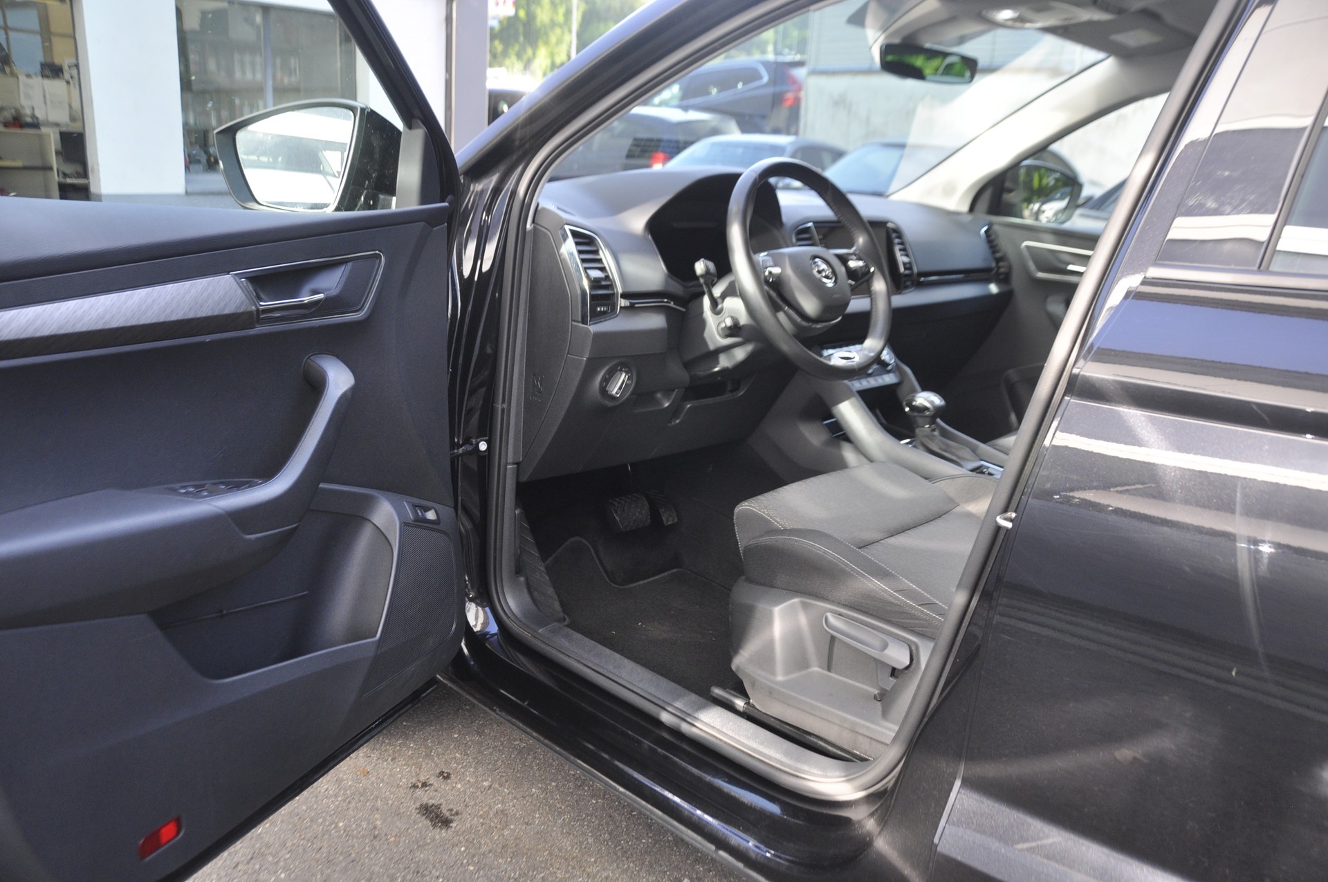 SKODA Karoq 2.0 TDI CR Style 4x4 DSG I Anhängerkupplung-image-3