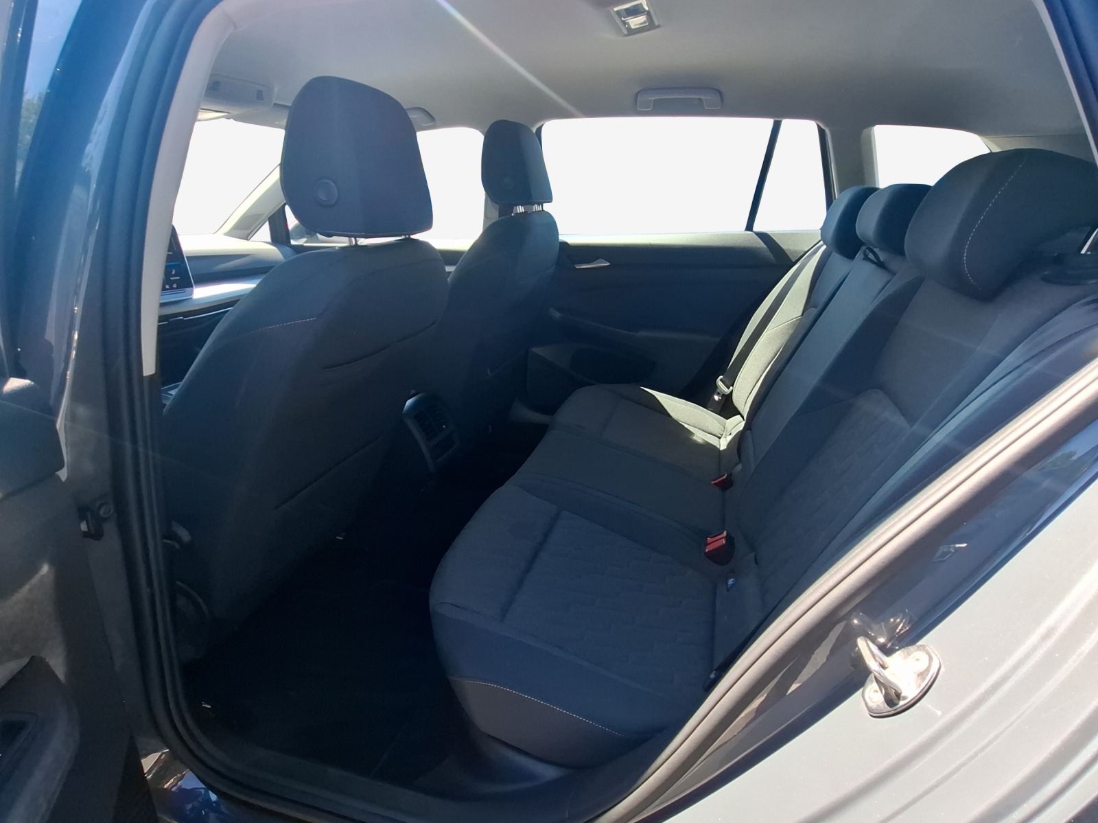 VW Golf Variant 1.5 eTSI mHEV Life DSG-image-11