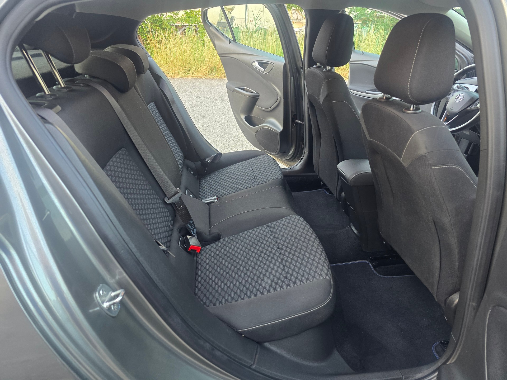 OPEL Astra 1.6 CDTi ecoF Black Edition Automatic-image-14